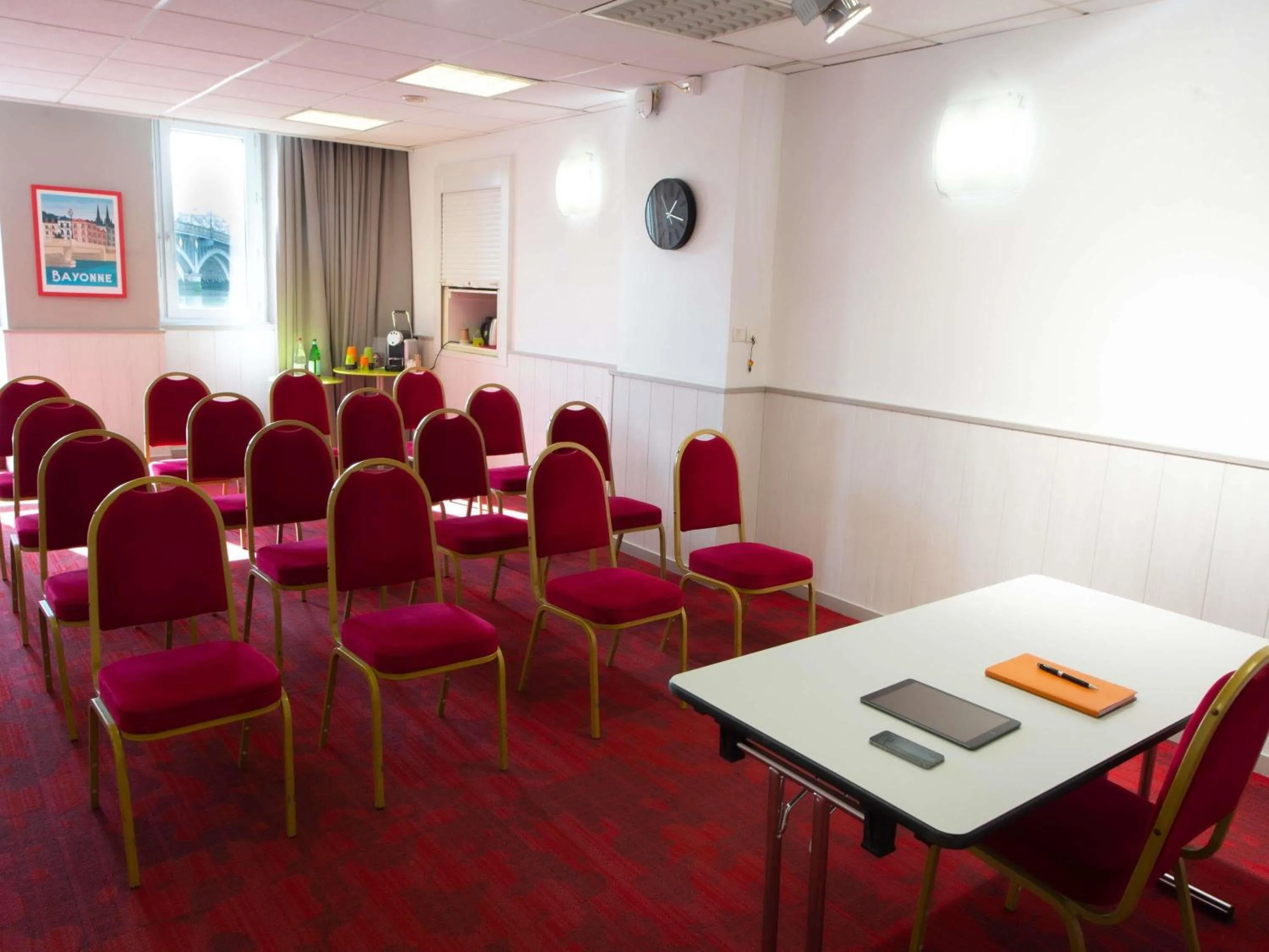 Meeting/conference room in ibis Styles Bayonne