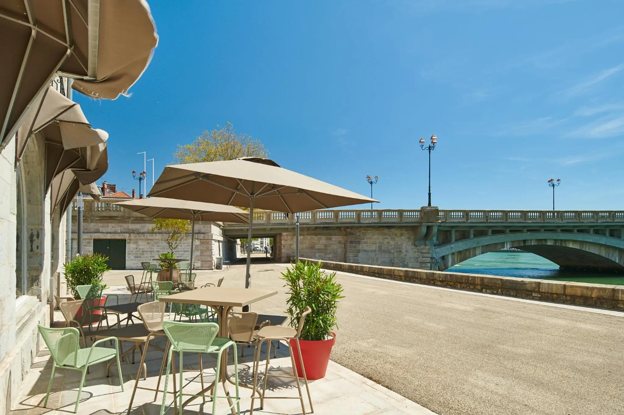 Patio in ibis Styles Bayonne