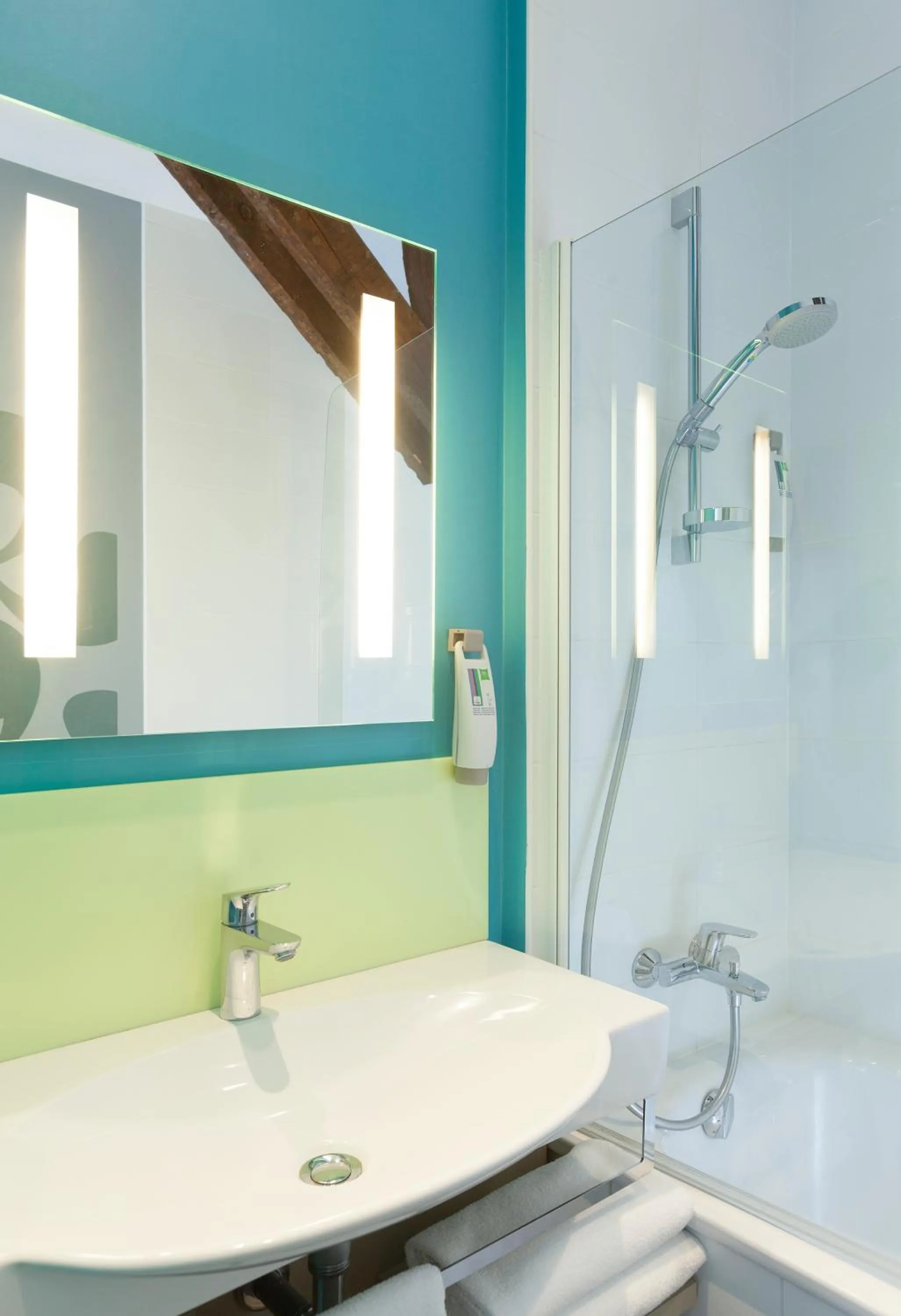 Bathroom in ibis Styles Bayonne