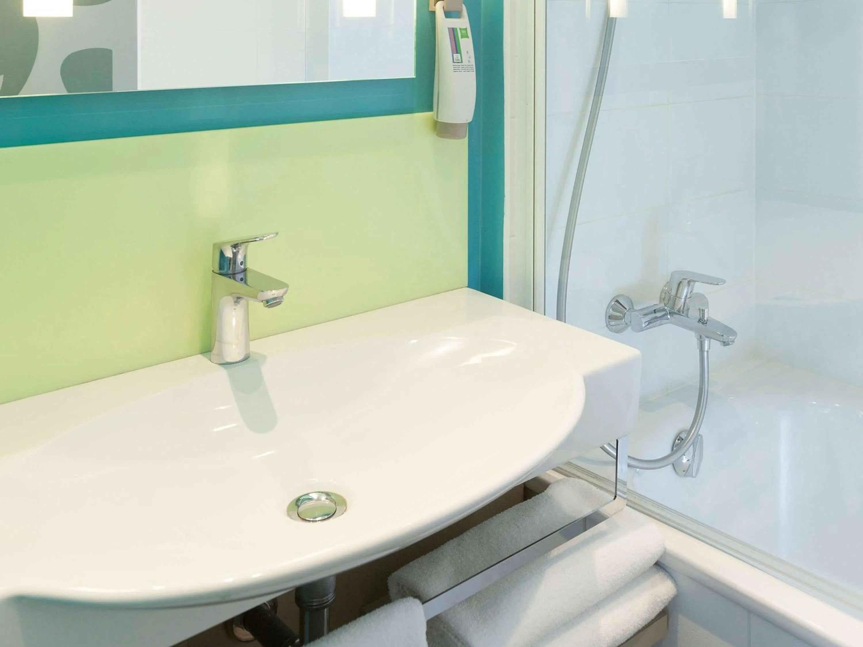 Photo of the whole room in ibis Styles Bayonne