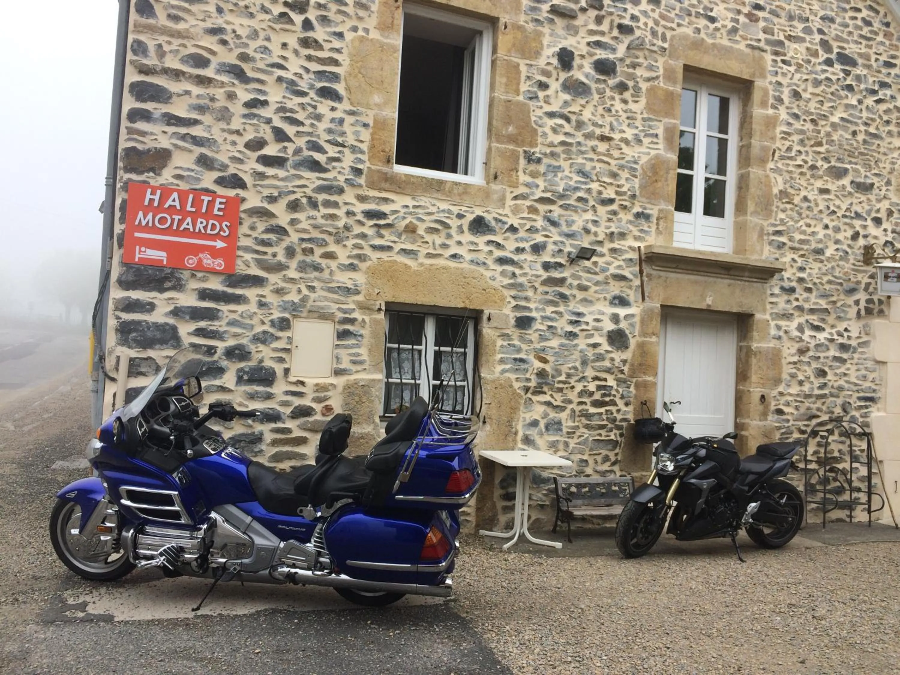 Facade/entrance in AUX PORTES D'AUBRAC studio 2 personnes