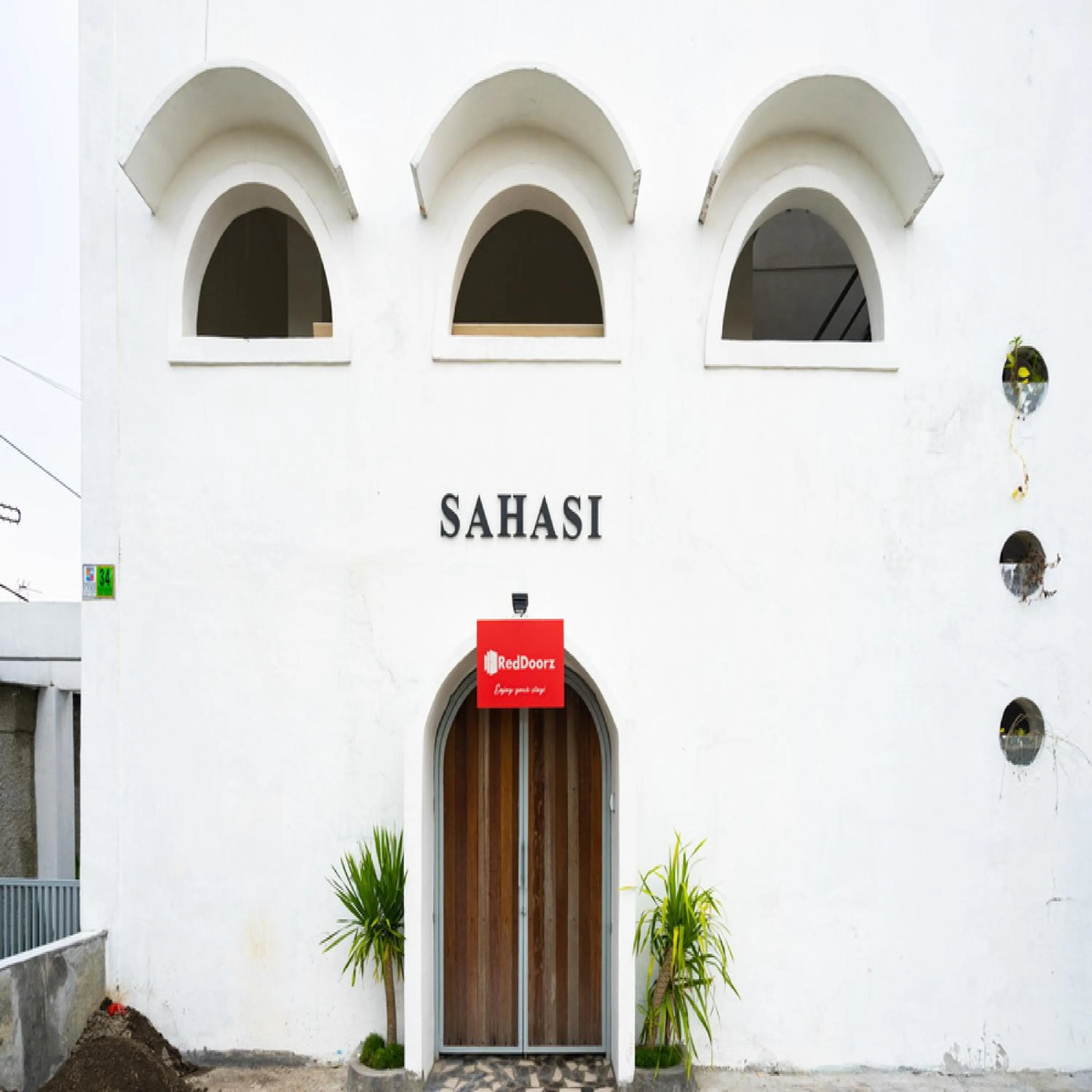 Facade/entrance in RedDoorz near Exit Toll Tanah Baru Bogor