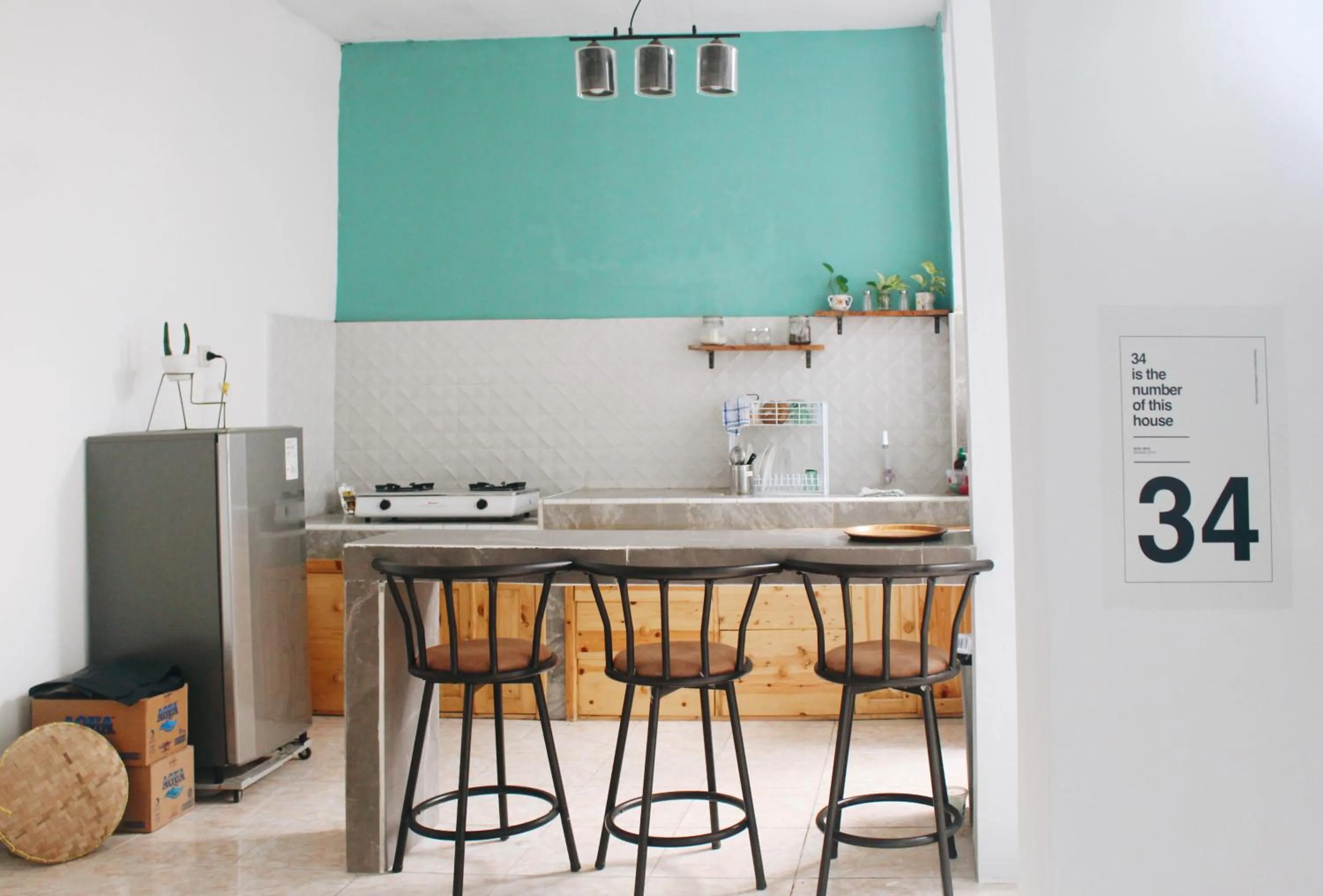 Communal kitchen in RedDoorz near Exit Toll Tanah Baru Bogor