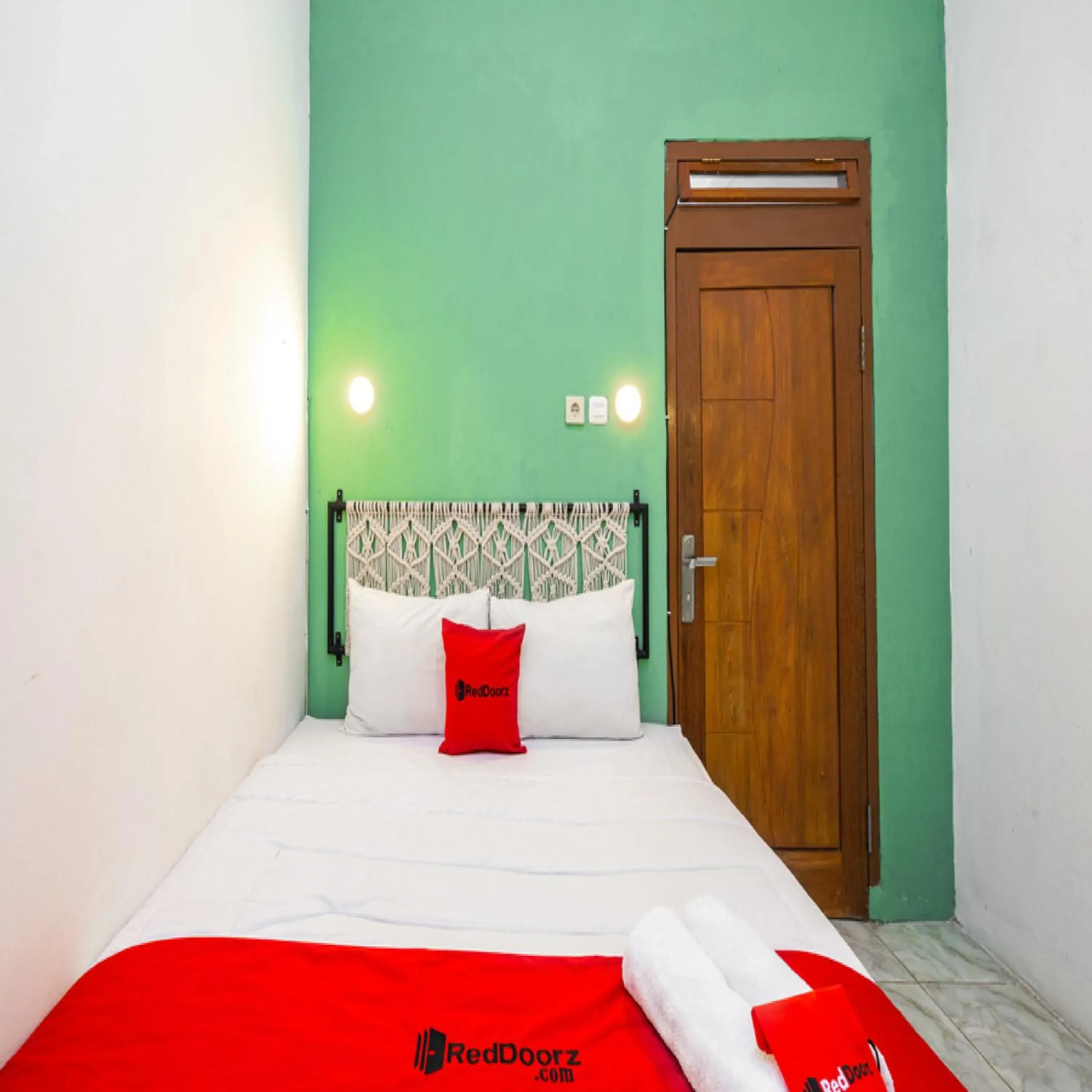 Double Room in RedDoorz near Exit Toll Tanah Baru Bogor Double Room in RedDoorz near Exit Toll Tanah Baru Bogor