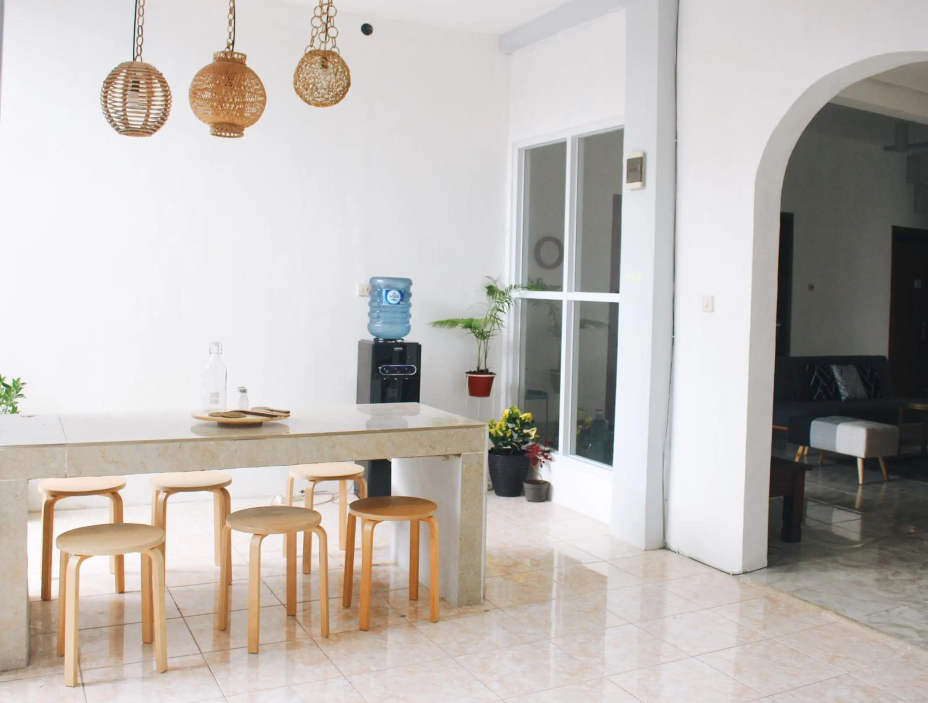 Dining area in RedDoorz near Exit Toll Tanah Baru Bogor