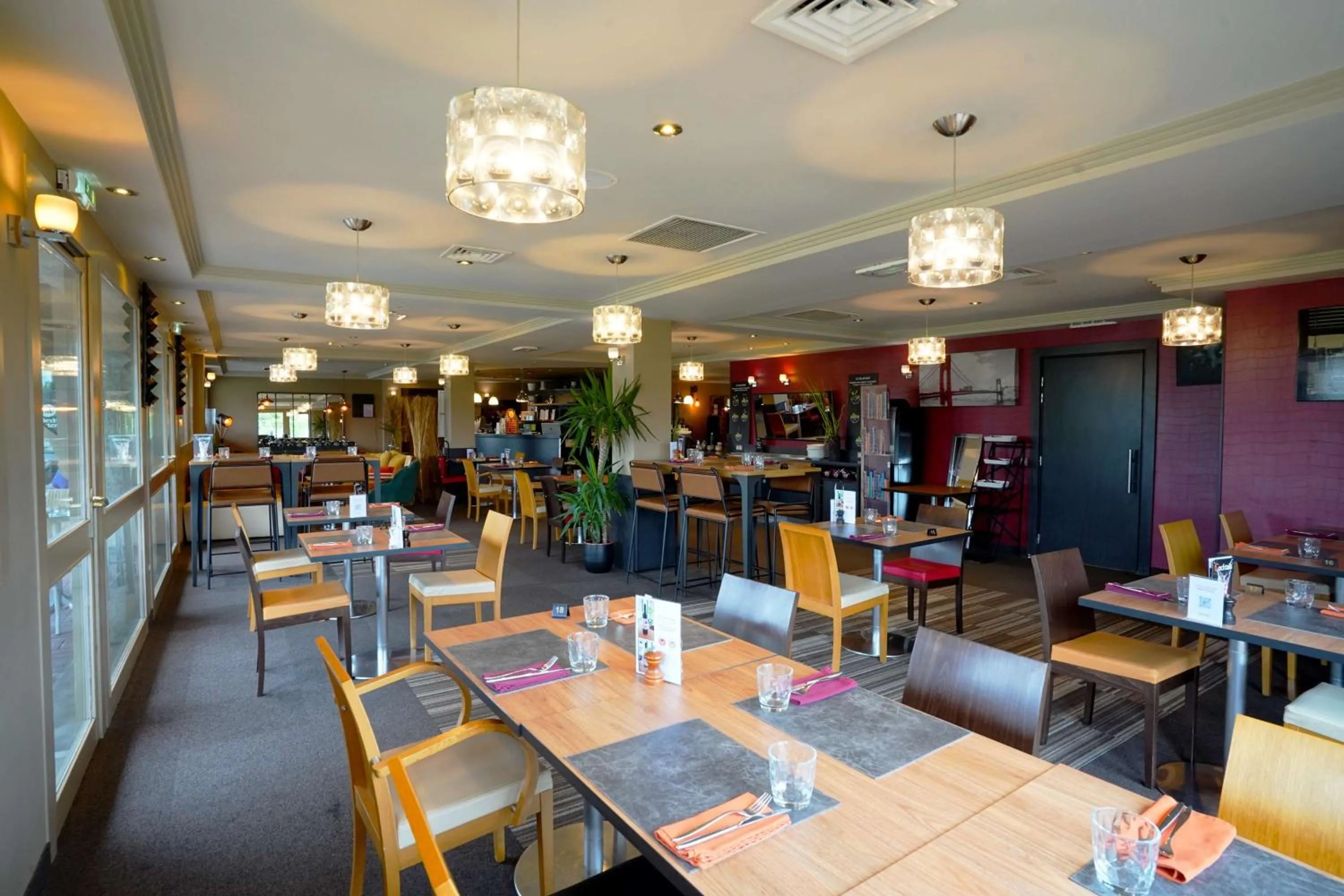 Restaurant/places to eat in Best Western l'Atelier 117