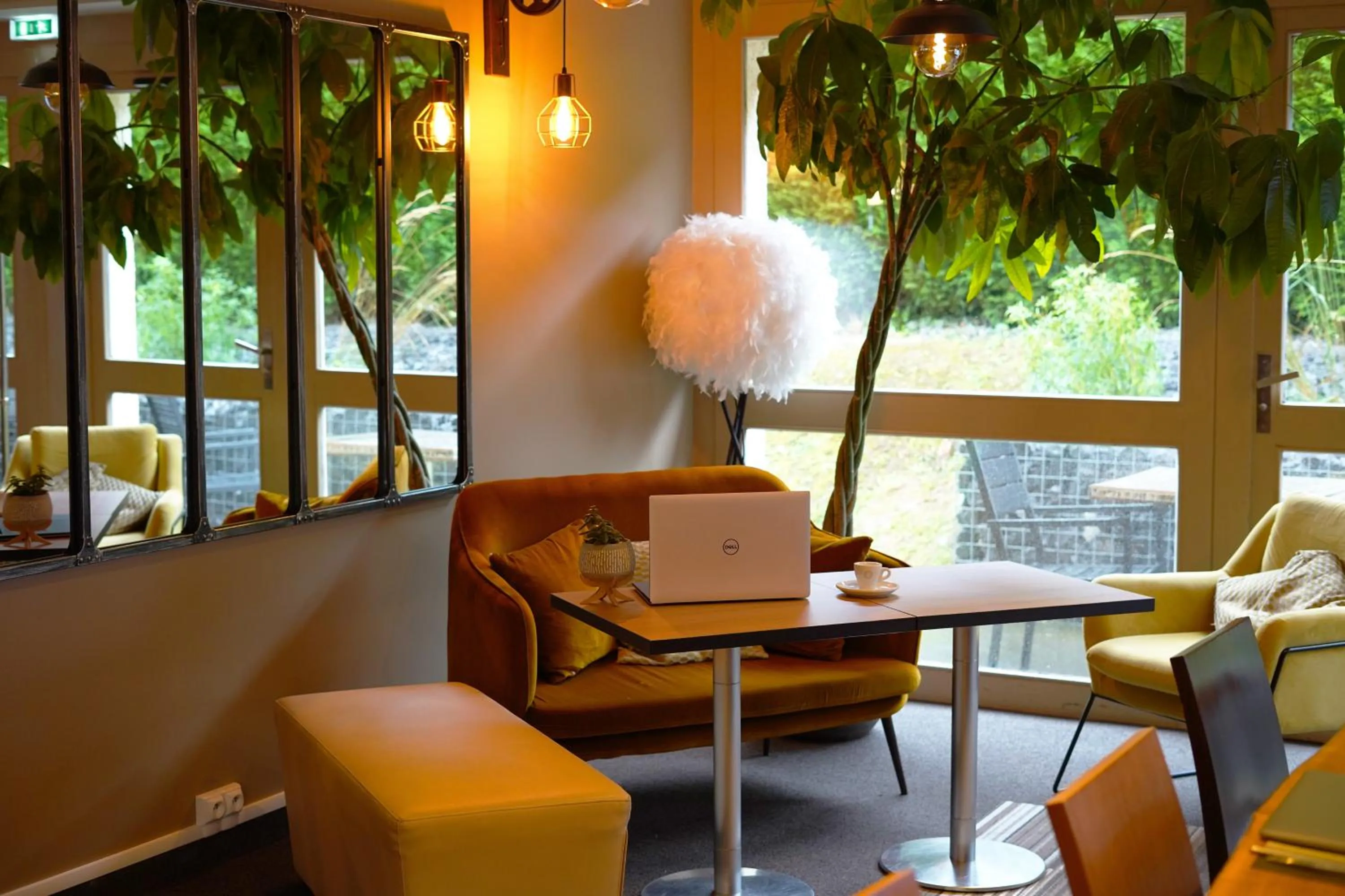 Seating area in Best Western l'Atelier 117