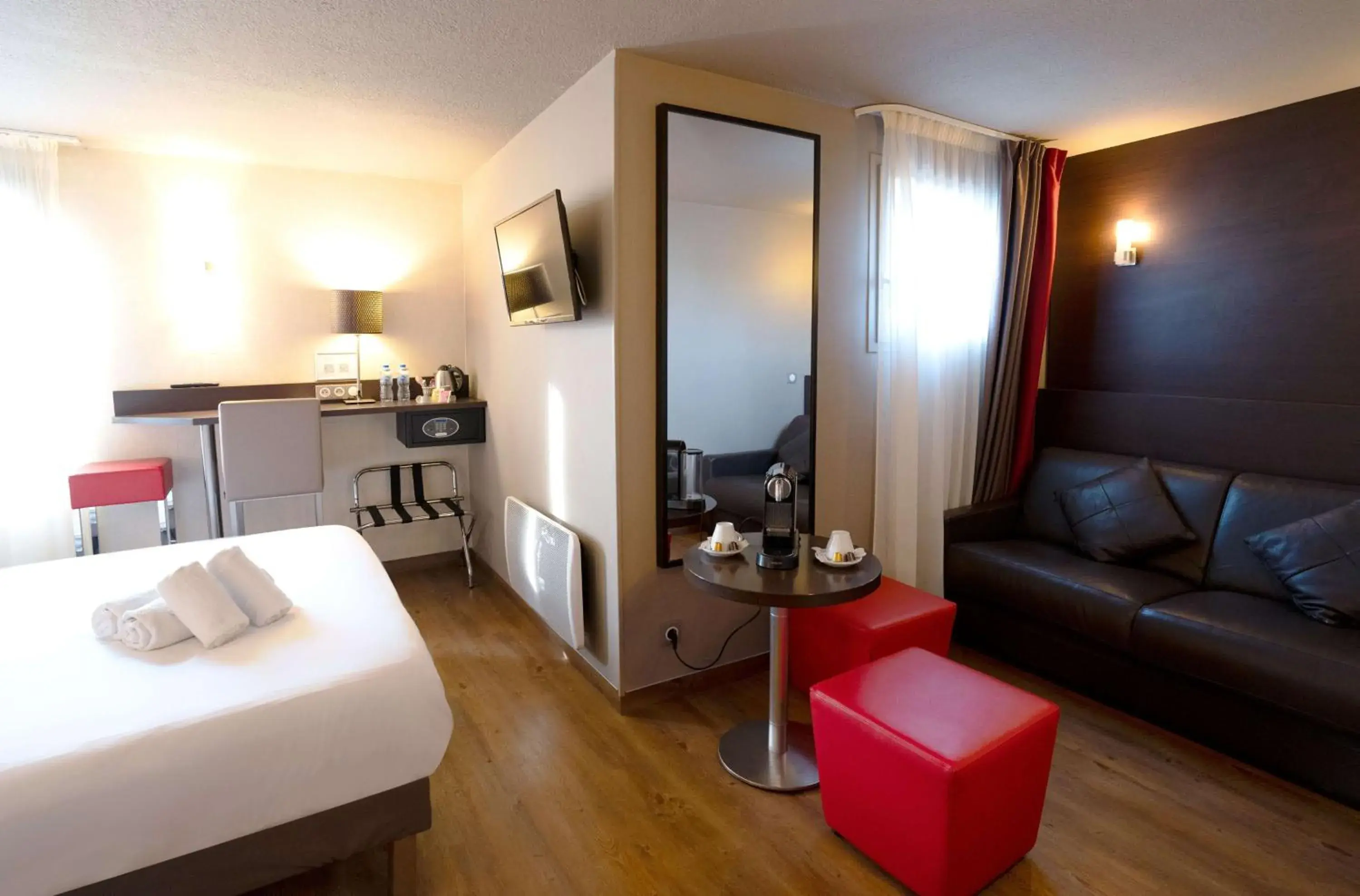 Junior Queen Suite - Non-Smoking in Best Western l'Atelier 117 Junior Queen Suite - Non-Smoking in Best Western l'Atelier 117