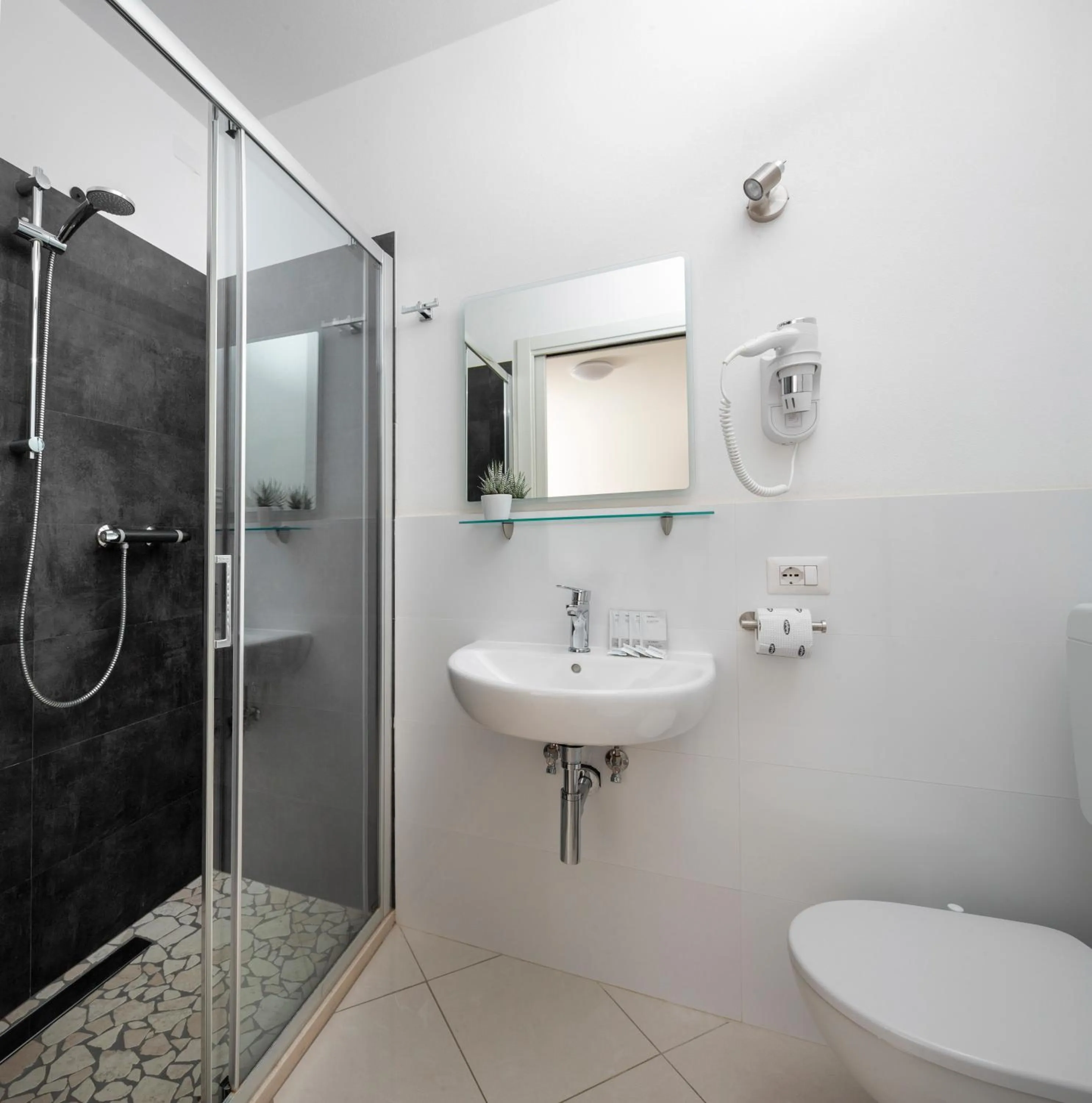 Shower in Residence I Diamanti - Siroli Collection