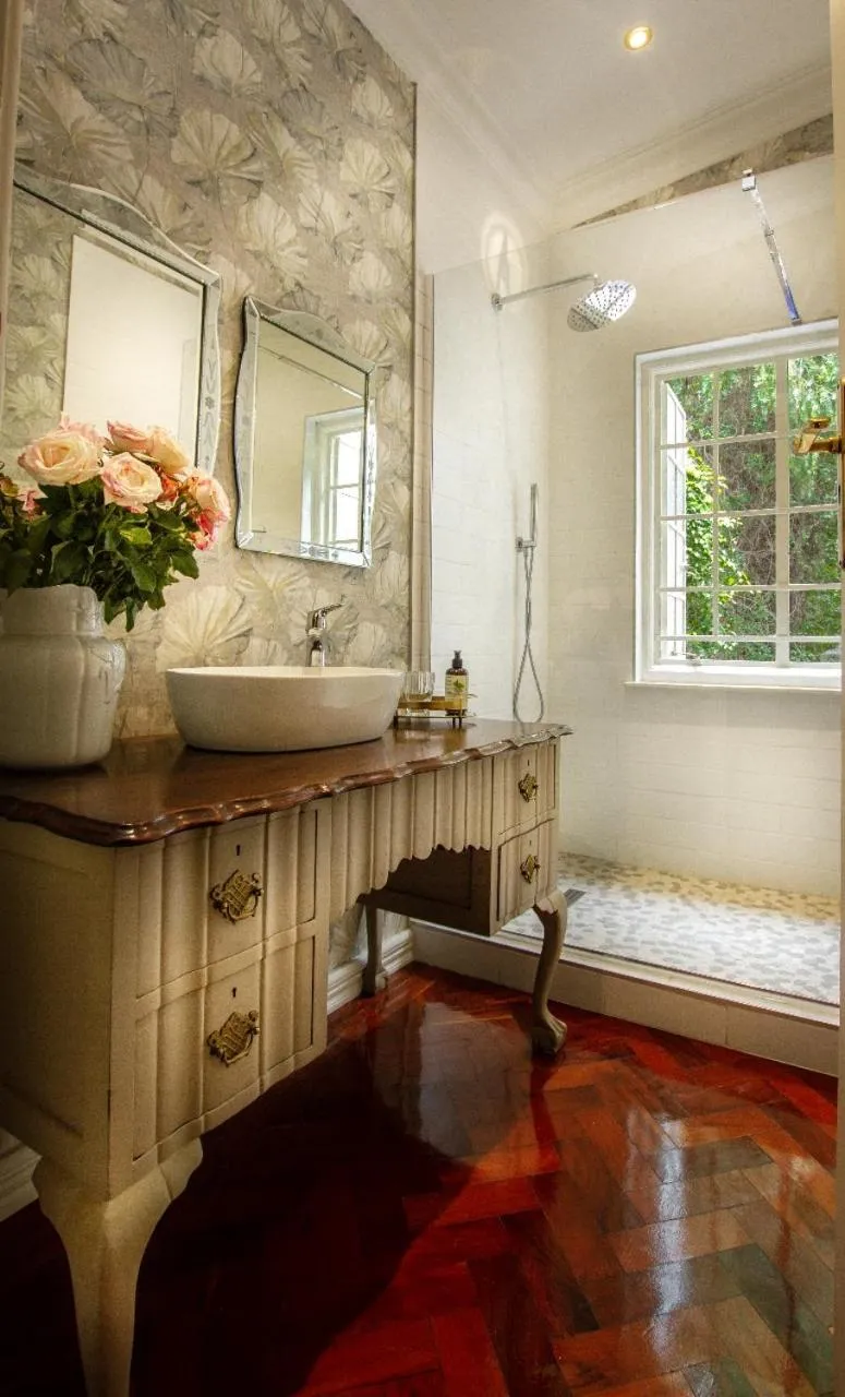 Bathroom in The Great Gatsby Houghton