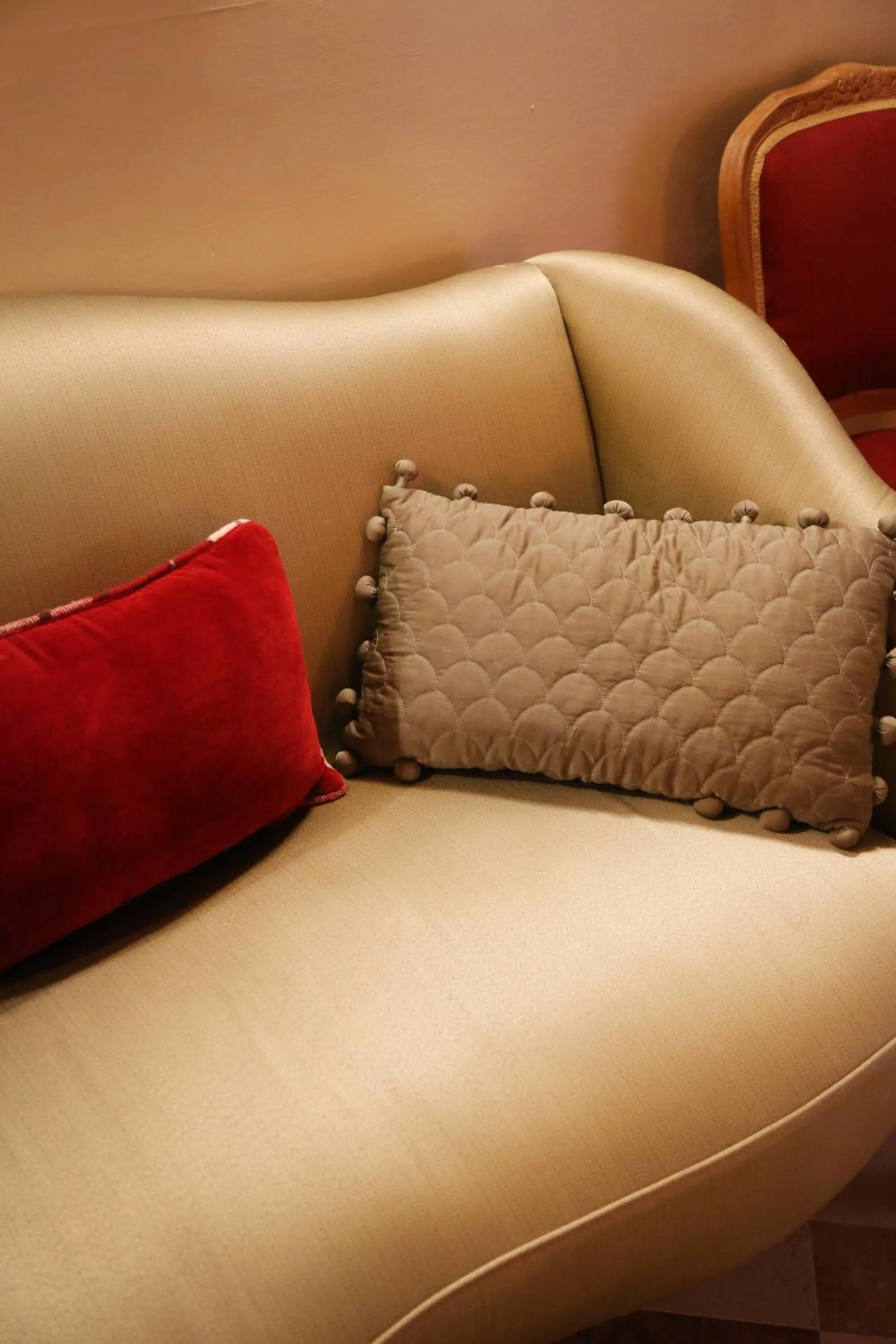 Decorative detail in Albergo delle Drapperie