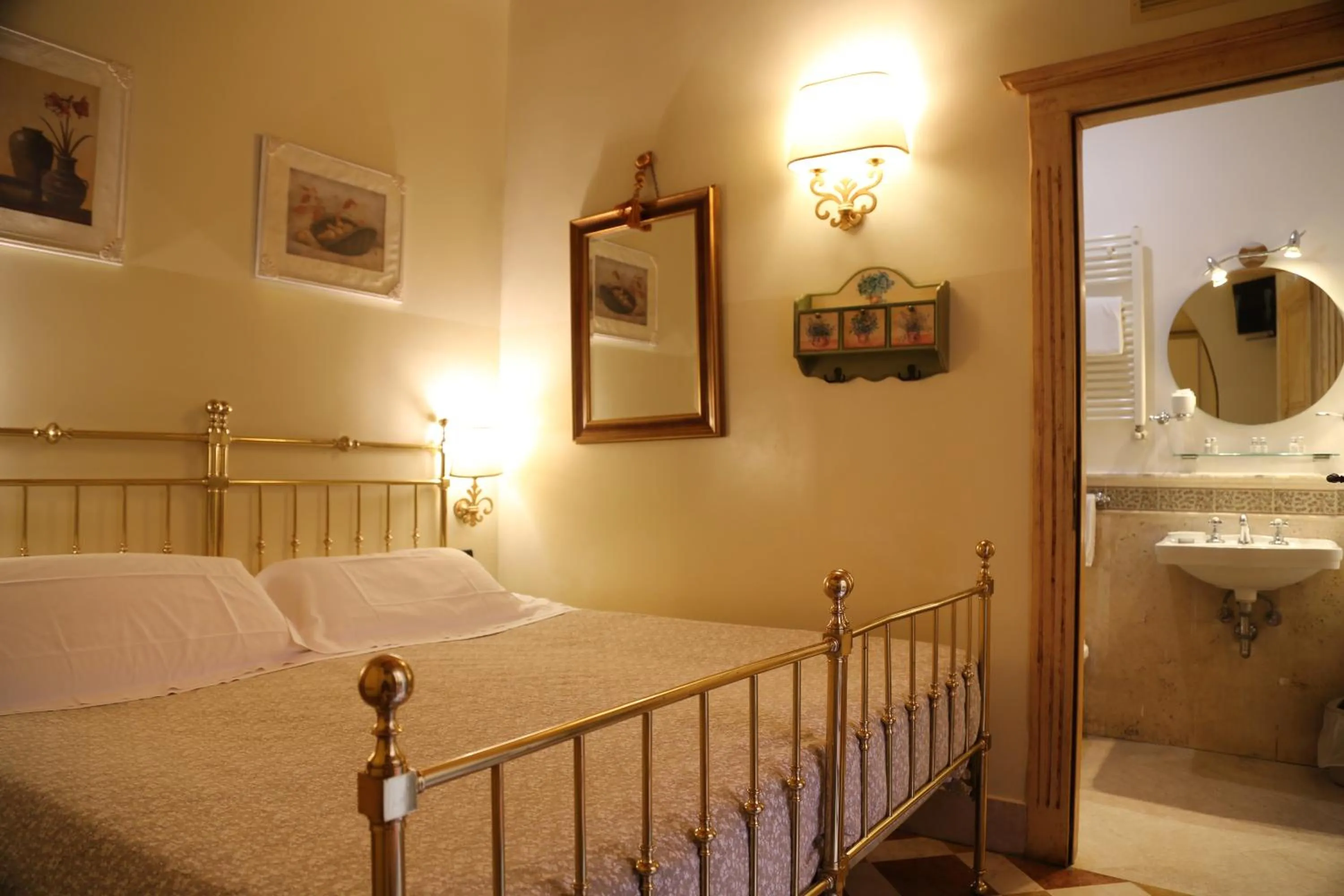 Photo of the whole room, Bed in Albergo delle Drapperie