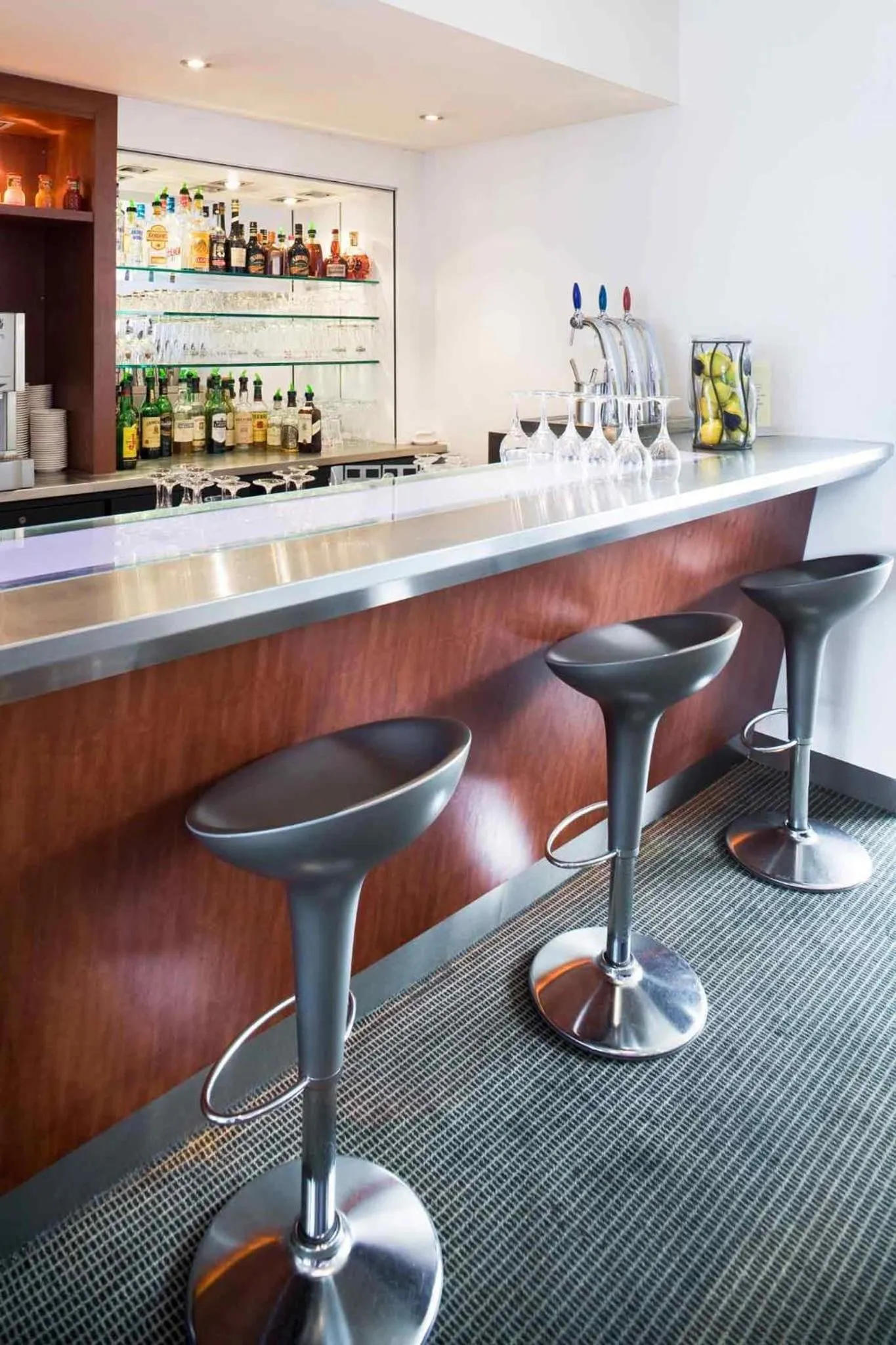 Lounge or bar in Novotel Amiens Pôle Jules Verne