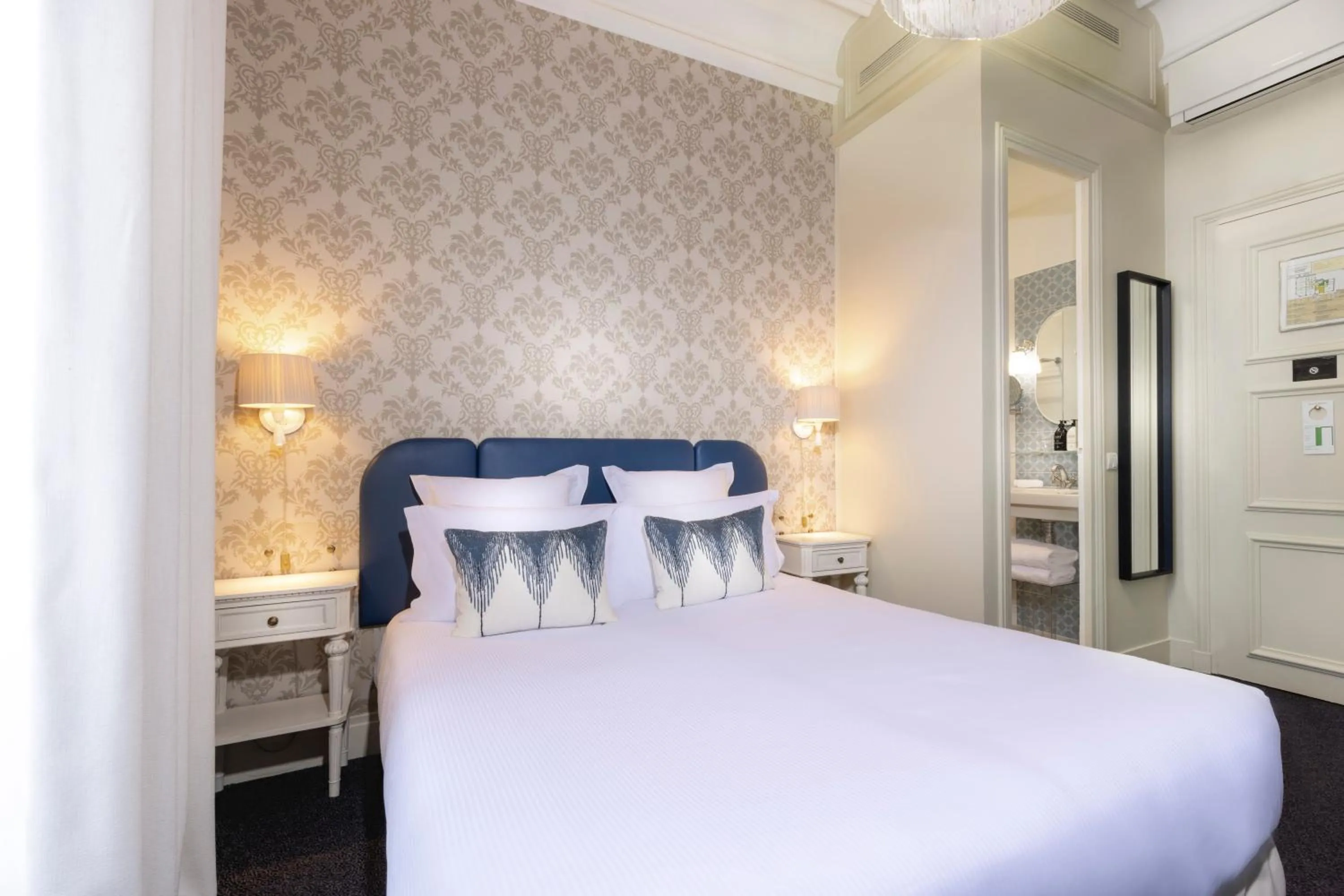 Photo of the whole room, Bed in Hotel Claridge Paris