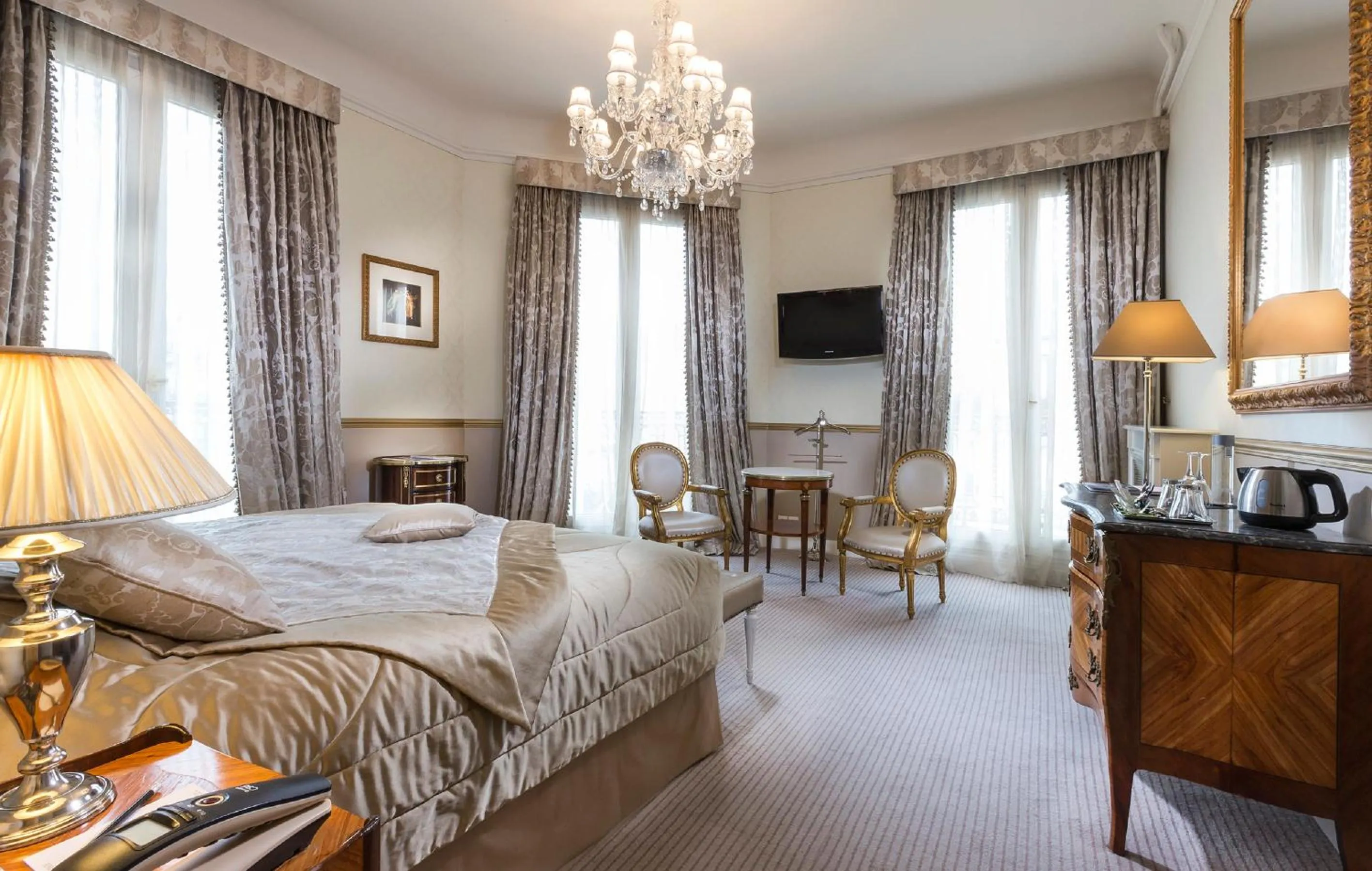 Photo of the whole room, Bed in Hotel Claridge Paris
