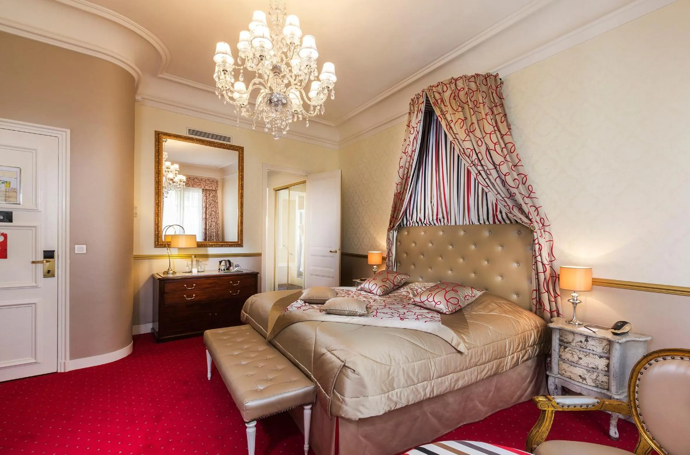 Photo of the whole room, Bed in Hotel Claridge Paris