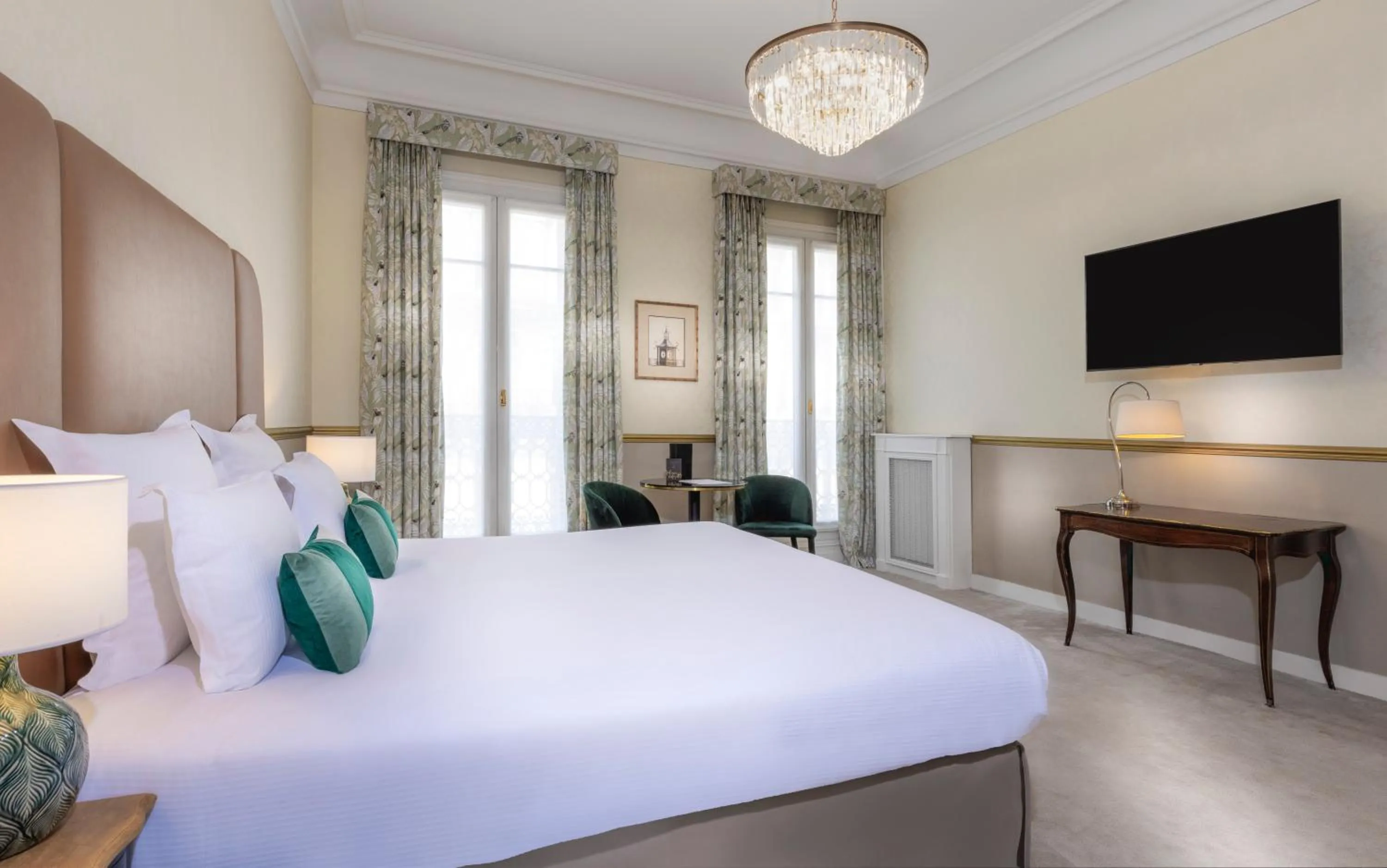 Photo of the whole room, Bed in Hotel Claridge Paris