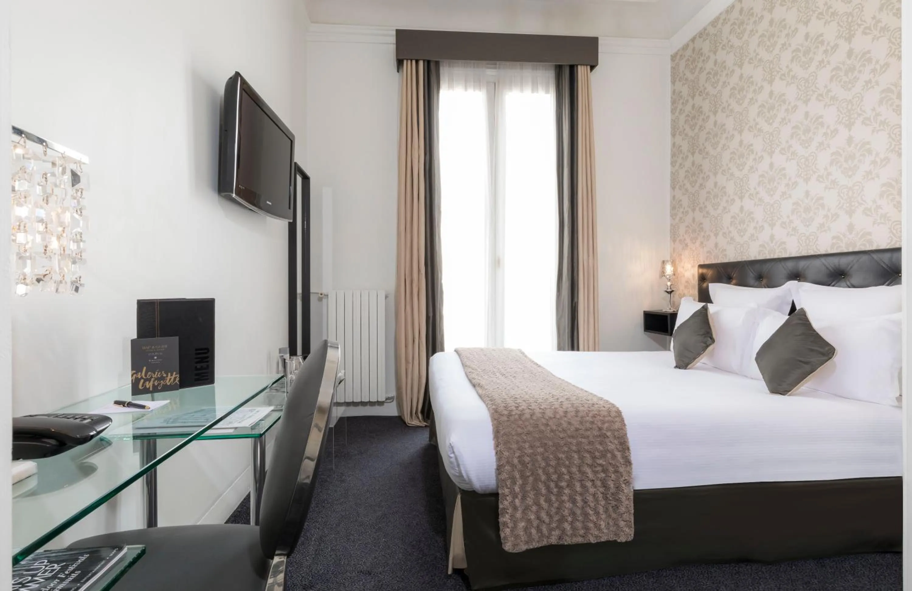 Photo of the whole room, Bed in Hotel Claridge Paris