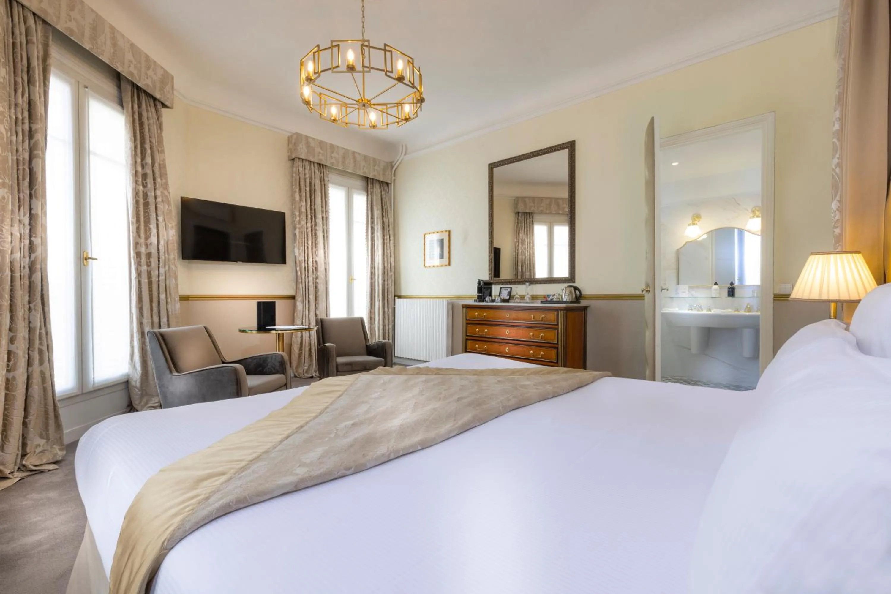 Photo of the whole room, Bed in Hotel Claridge Paris