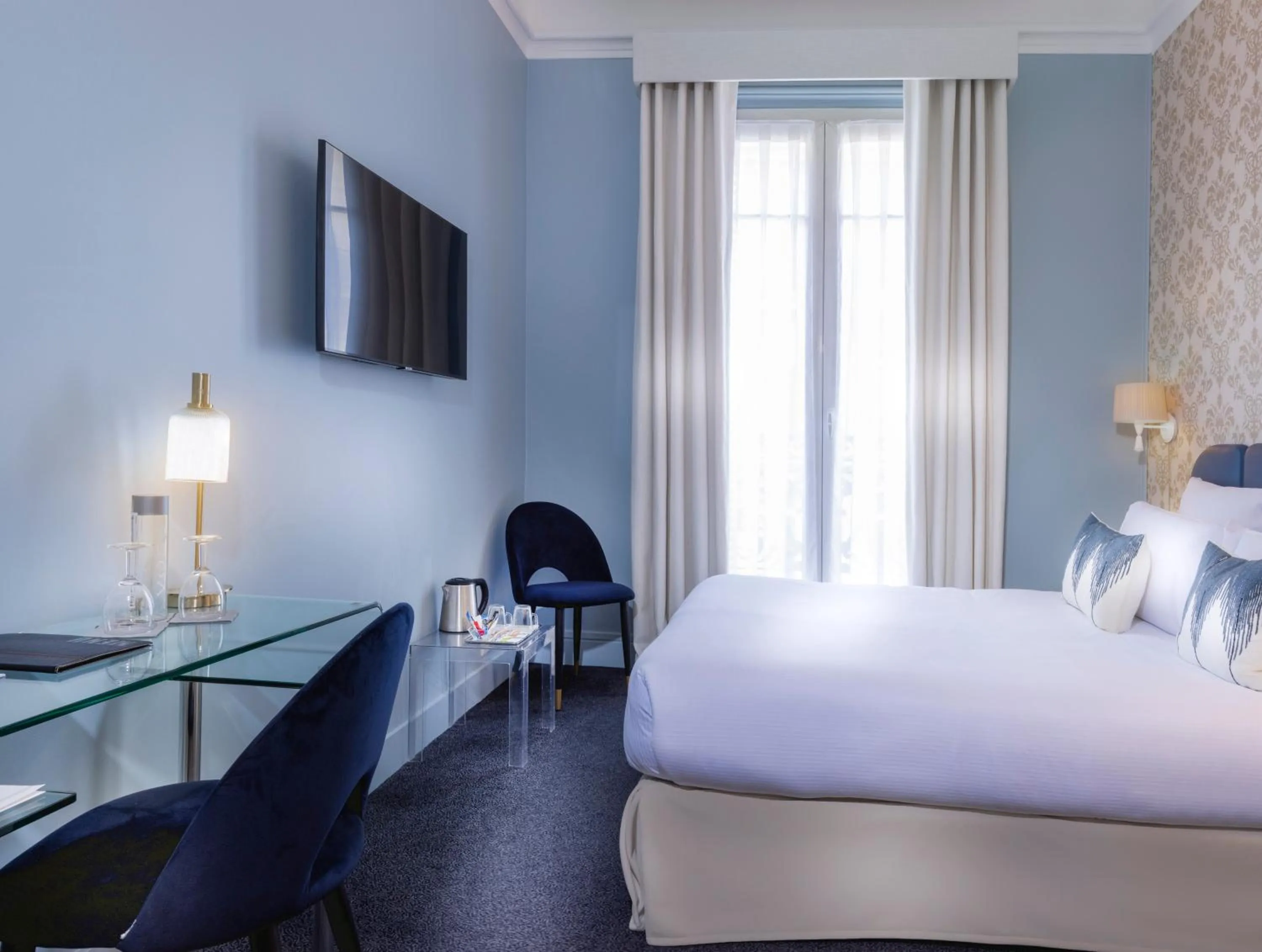 Photo of the whole room, Bed in Hotel Claridge Paris