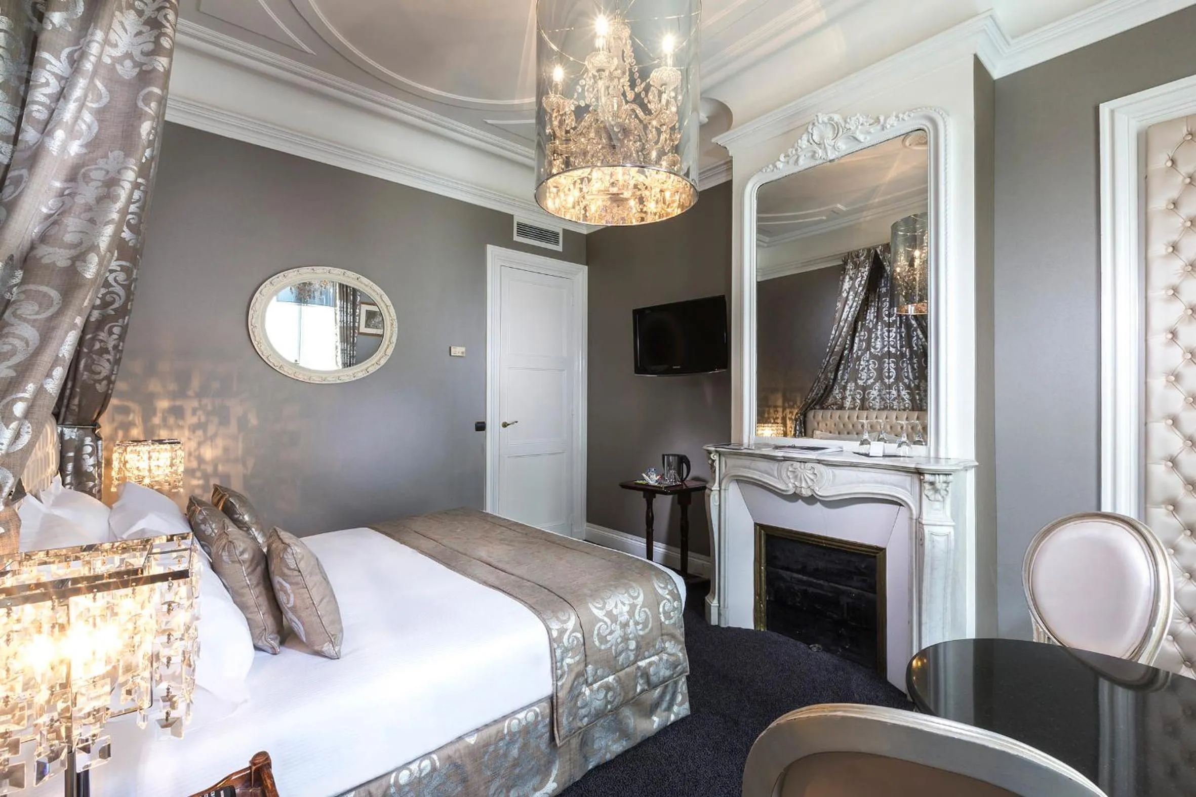 Photo of the whole room, Bed in Hotel Claridge Paris