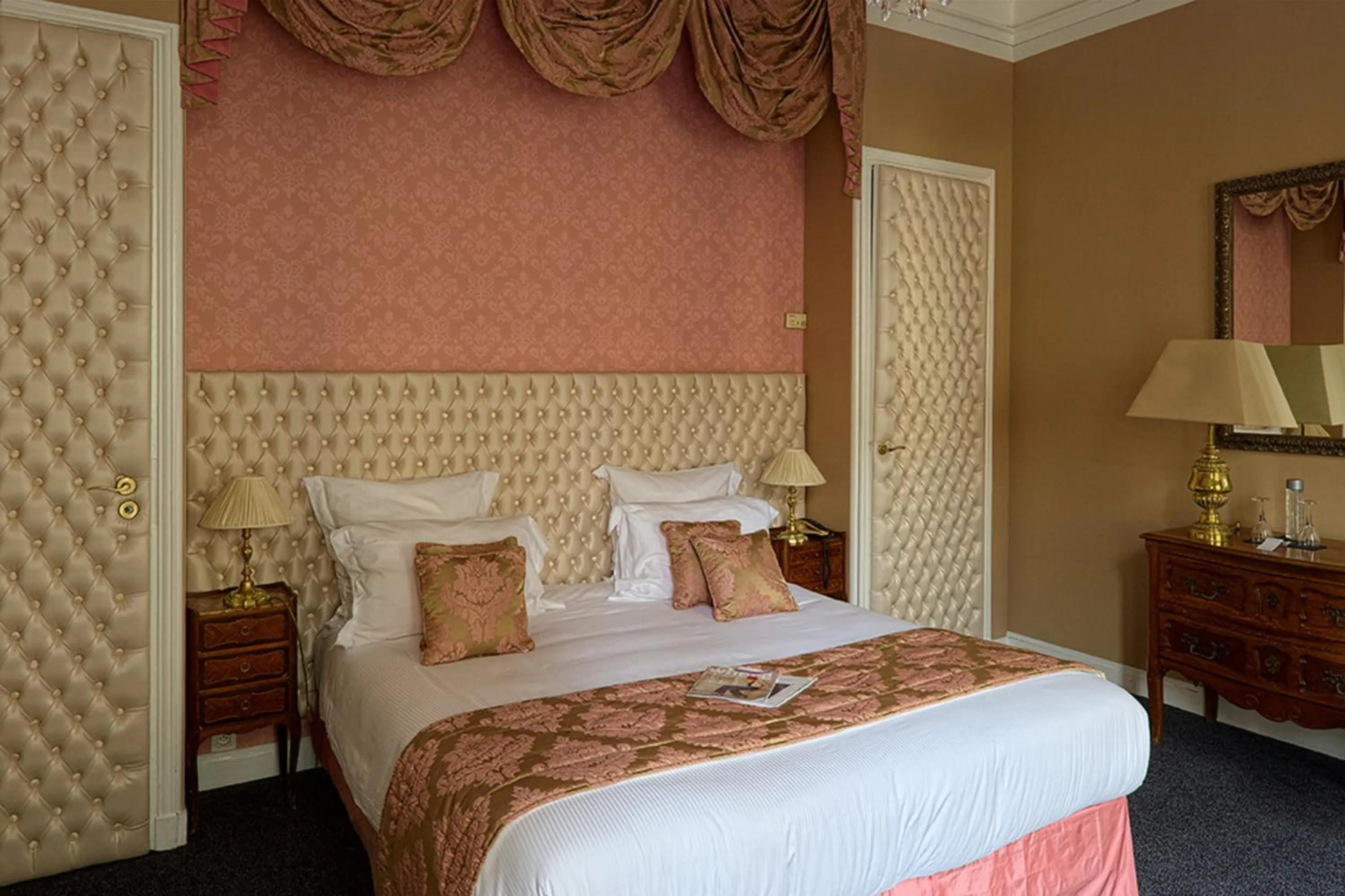 Photo of the whole room, Bed in Hotel Claridge Paris