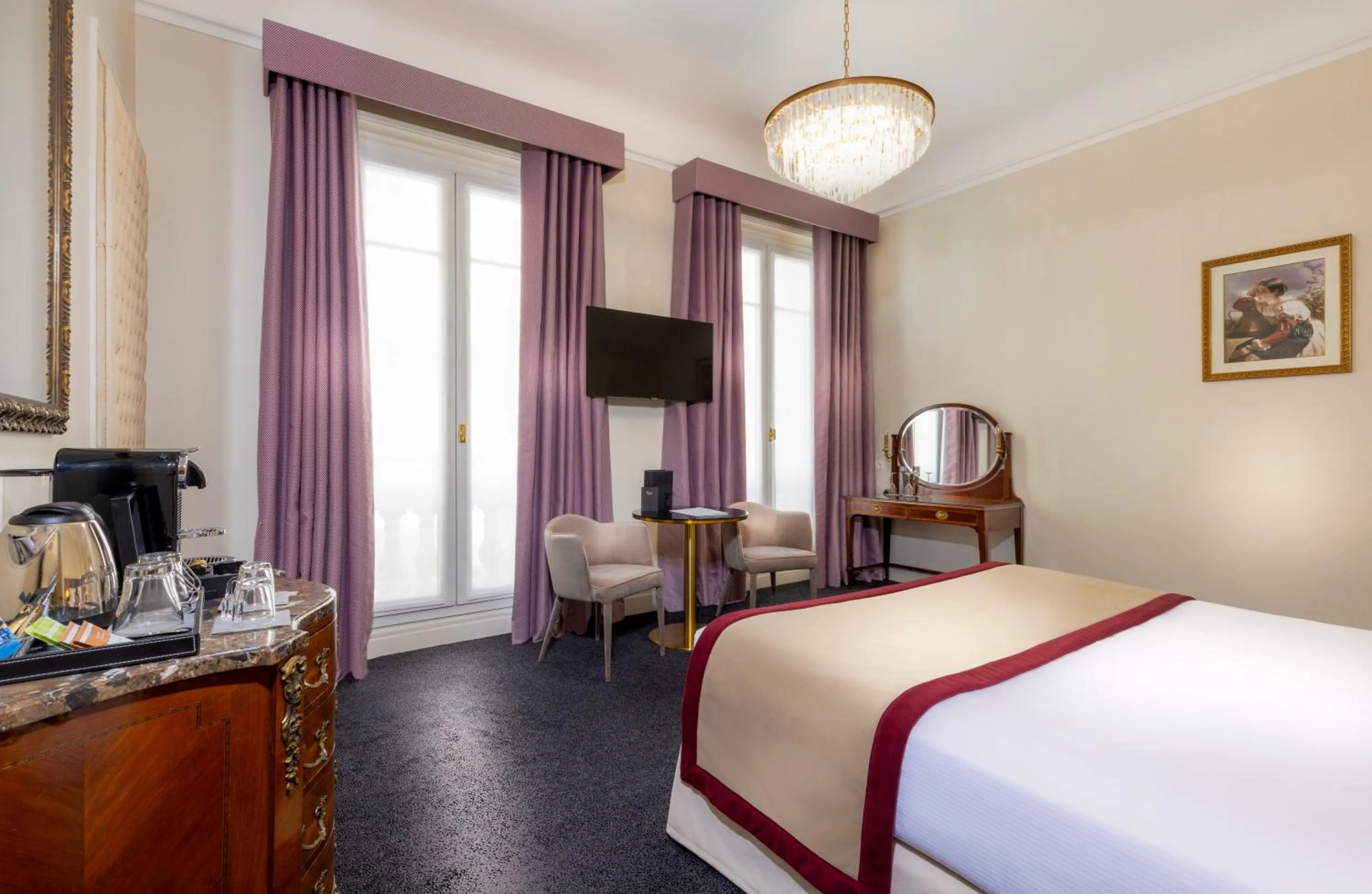 Photo of the whole room, Bed in Hotel Claridge Paris