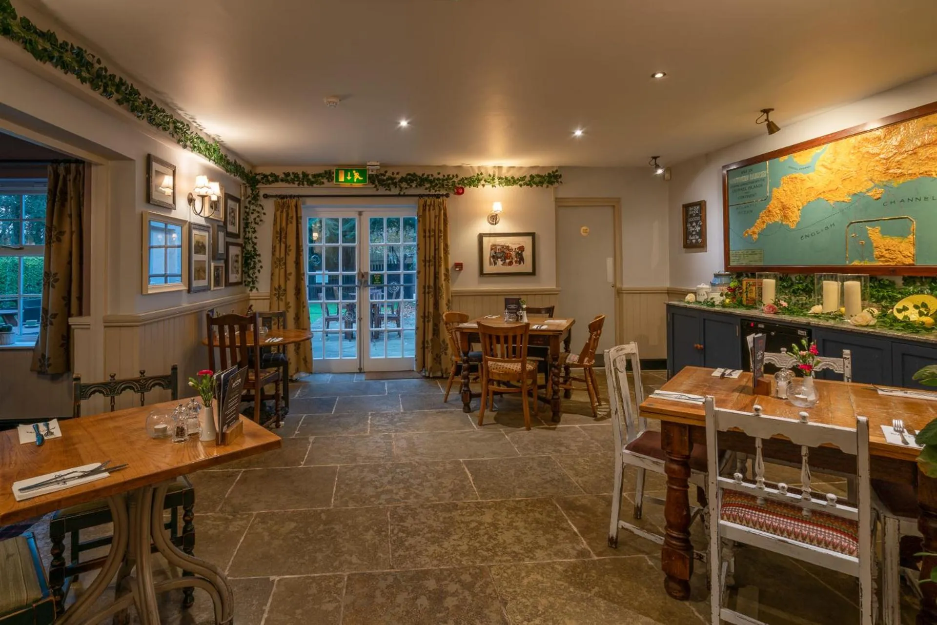 Restaurant/places to eat in Avon Causeway Hotel