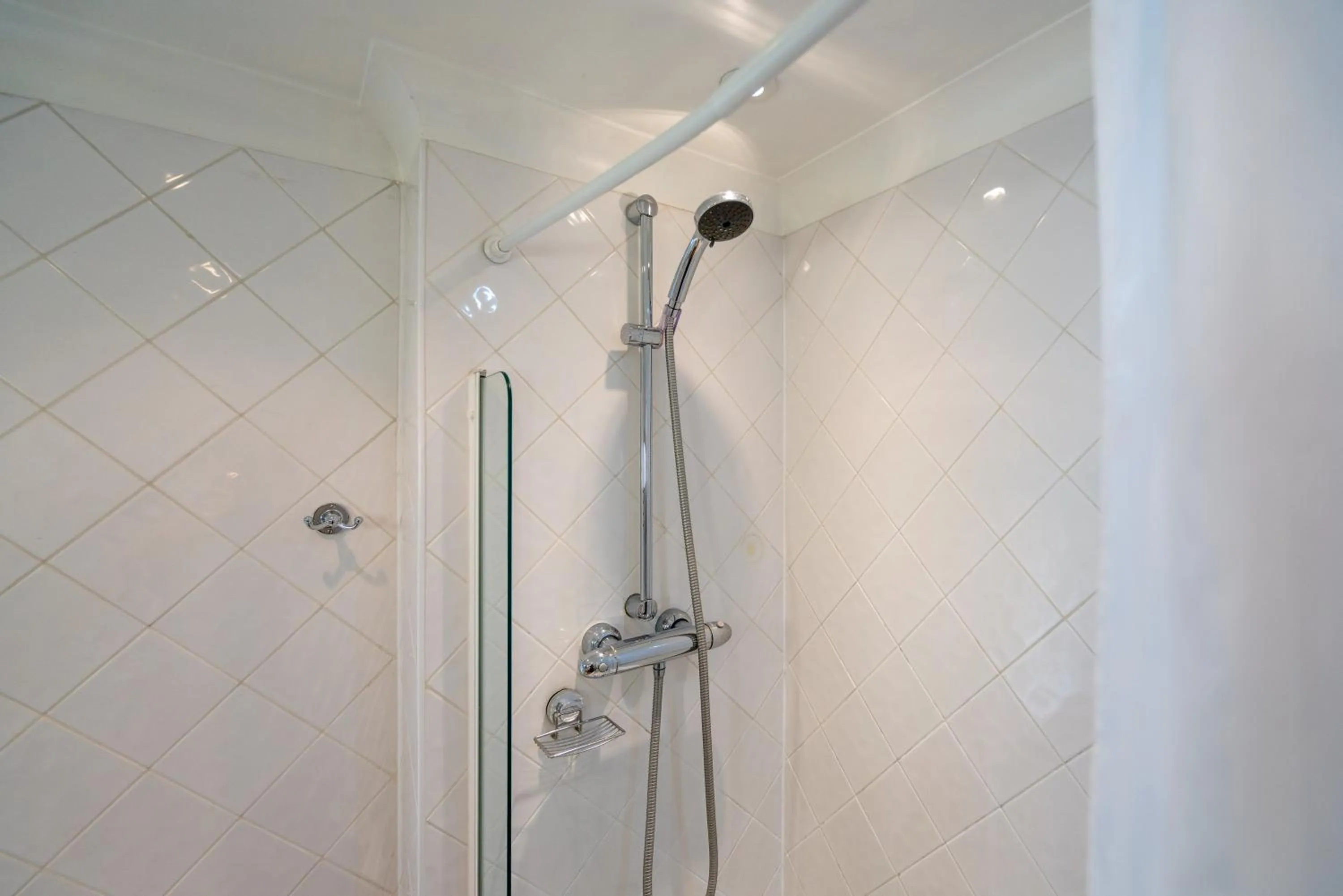 Shower in Avon Causeway Hotel