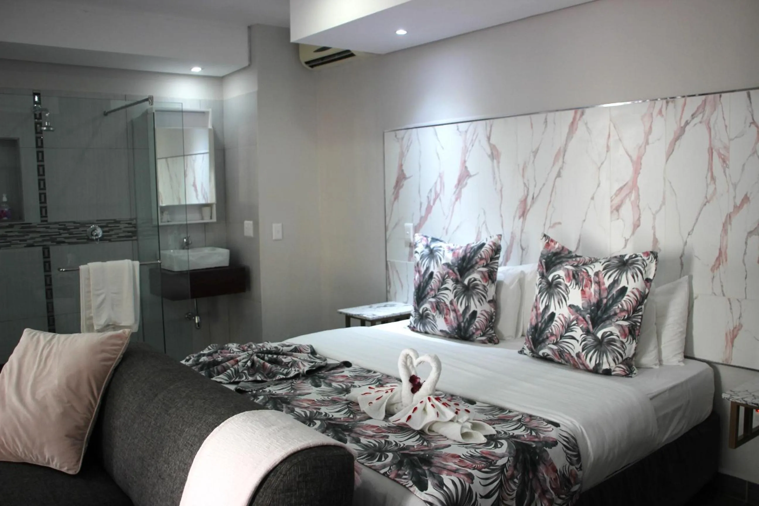 Shower, Bed in Ecolux Boutique Hotel
