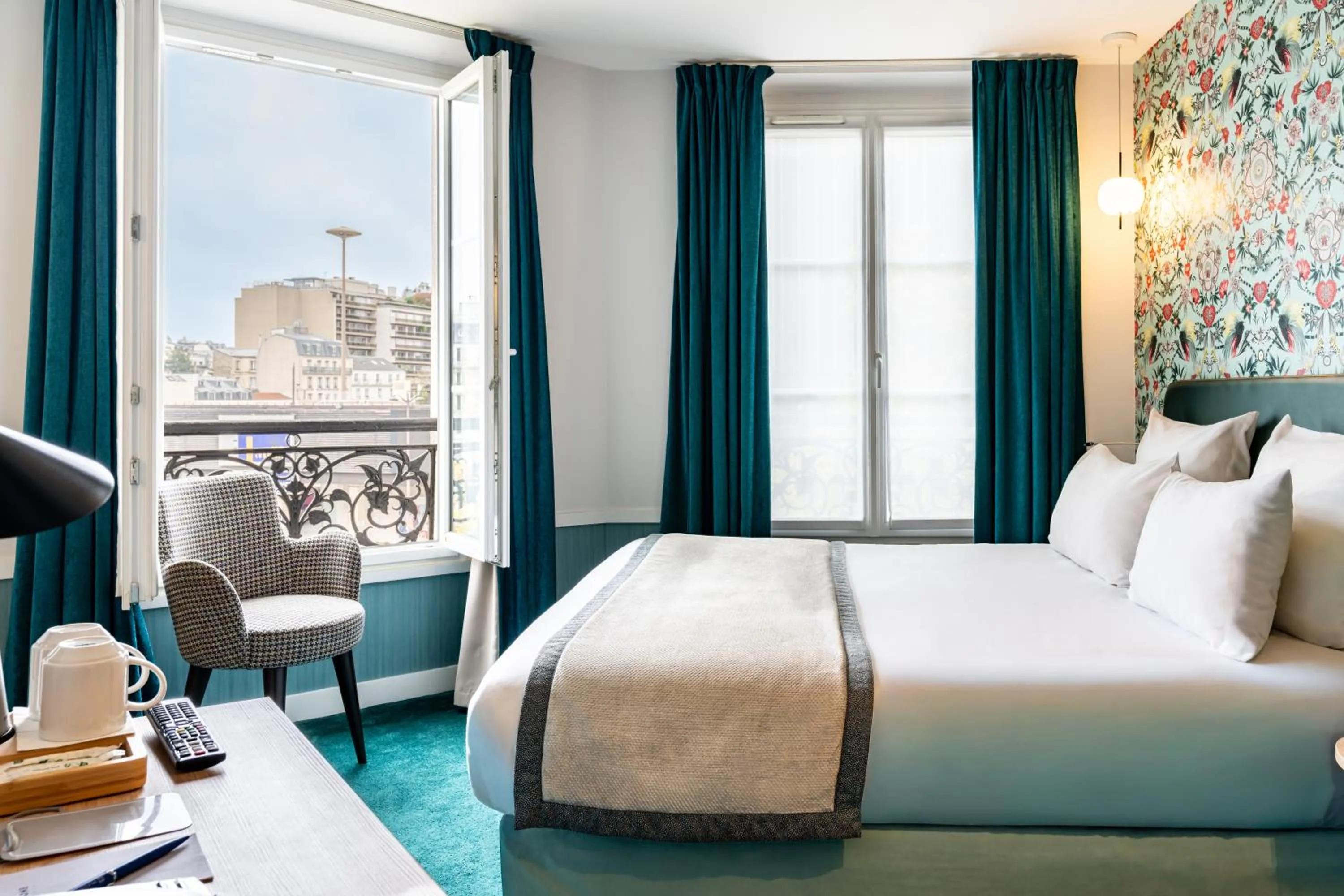 Bedroom, Bed in Hôtel Edouard 6 by Malone