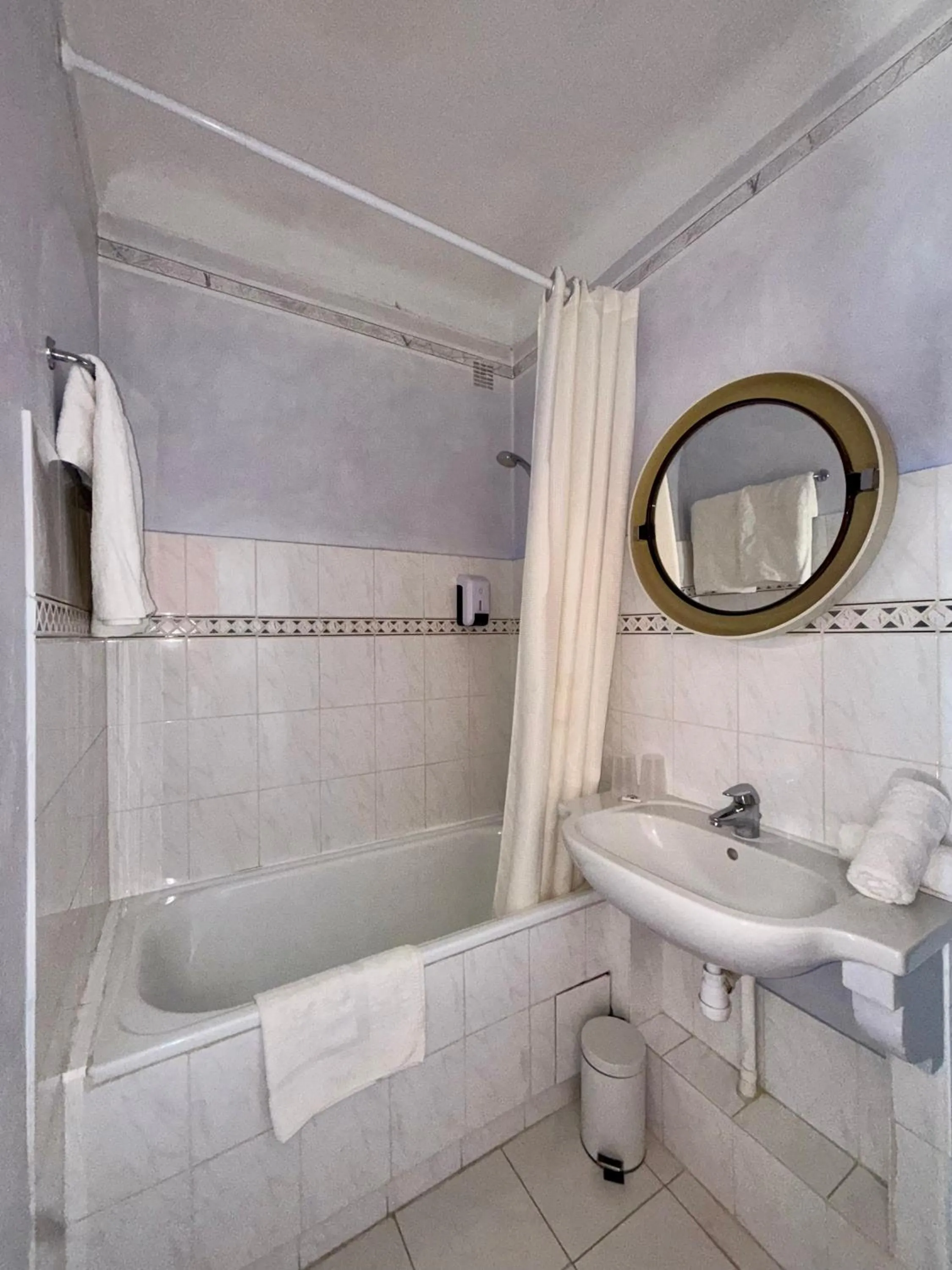 Bathroom in Hôtel Miramar