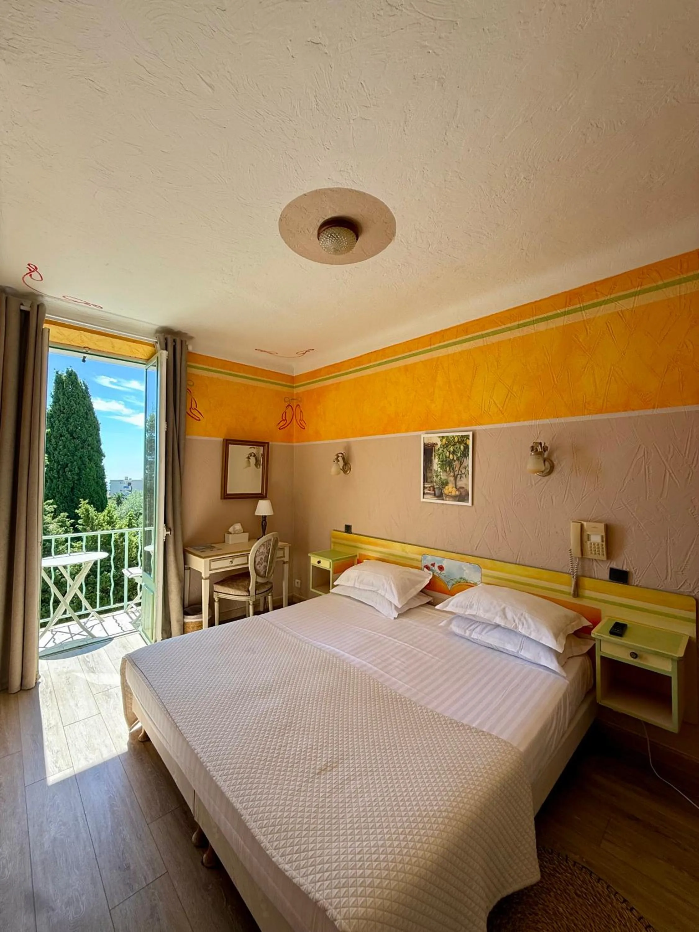 Photo of the whole room, Bed in Hôtel Miramar