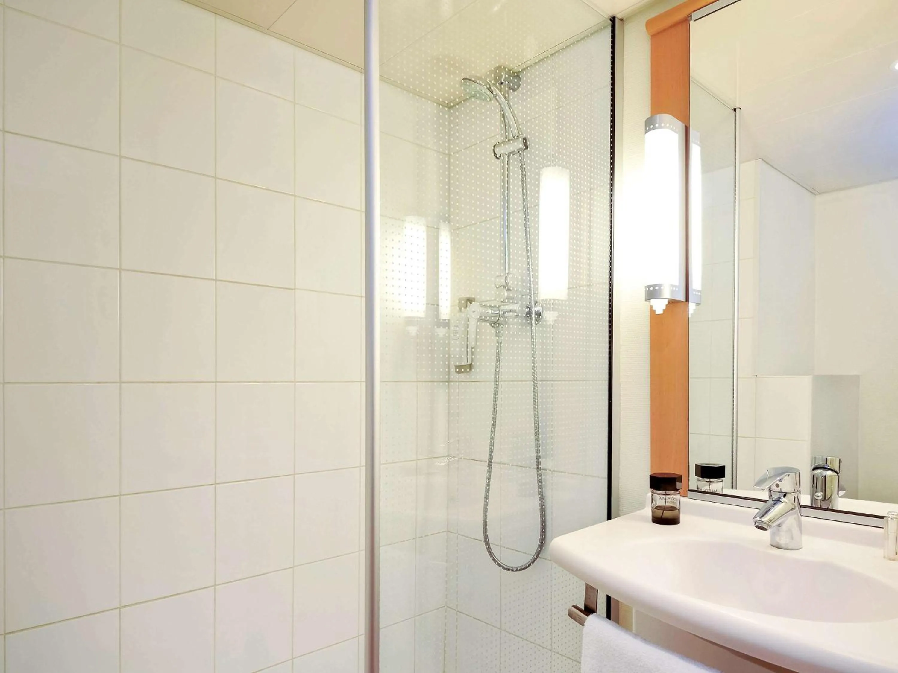 Photo of the whole room, Bathroom in ibis Lille Tourcoing Centre