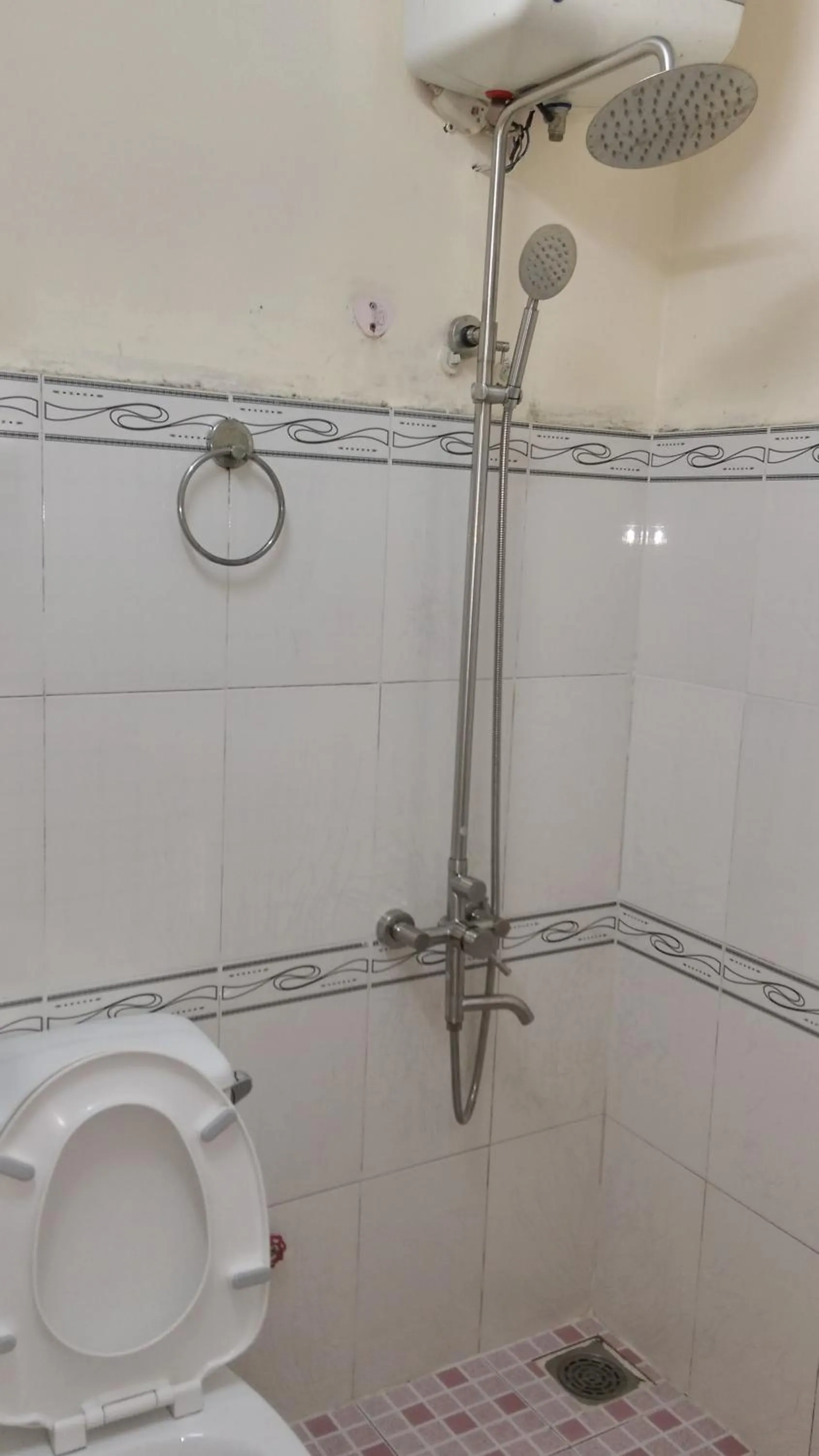 Shower in Hai Long Vuong Hotel