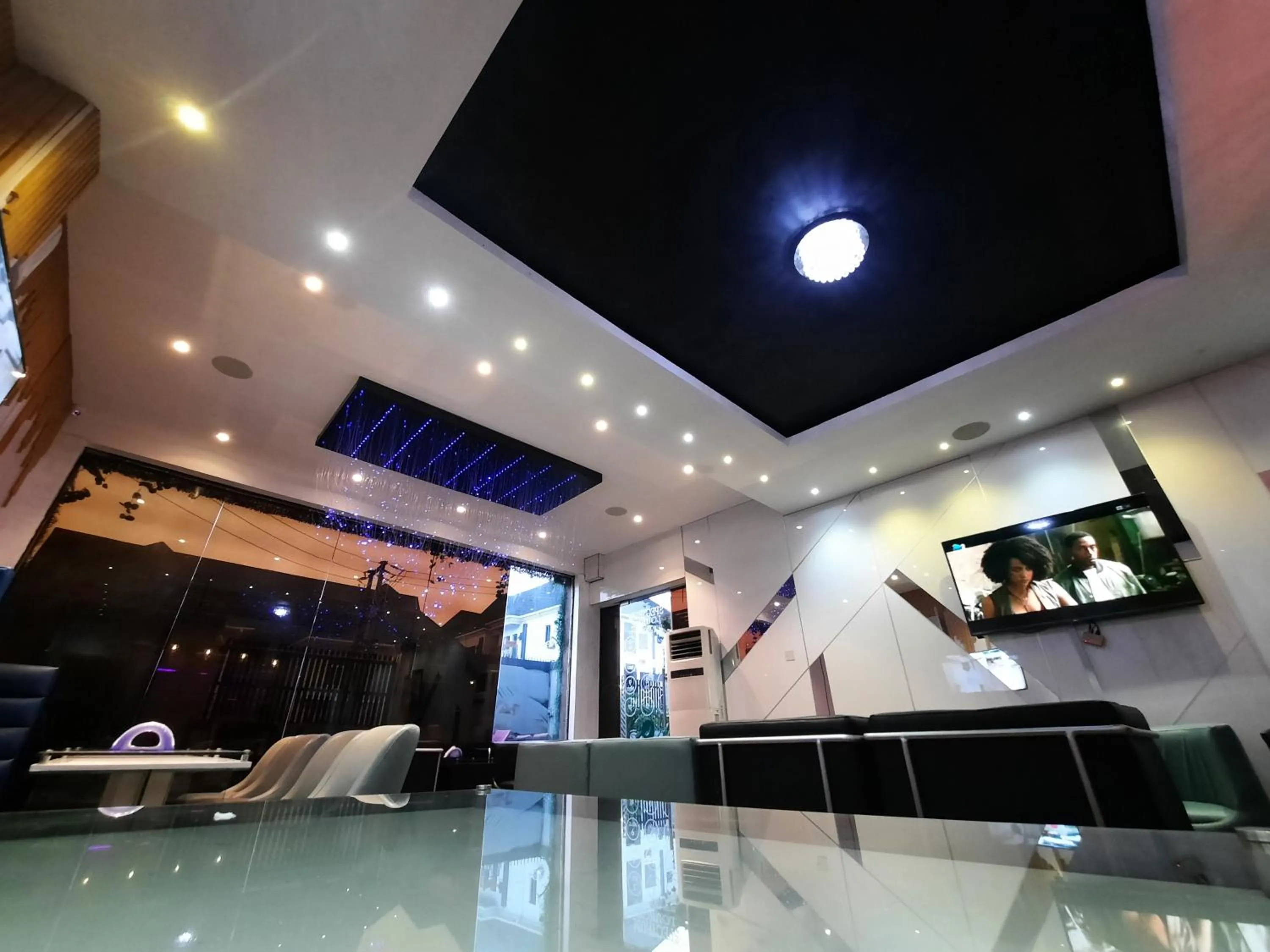 Restaurant/places to eat in James Court Hotel & Luxury Apartments