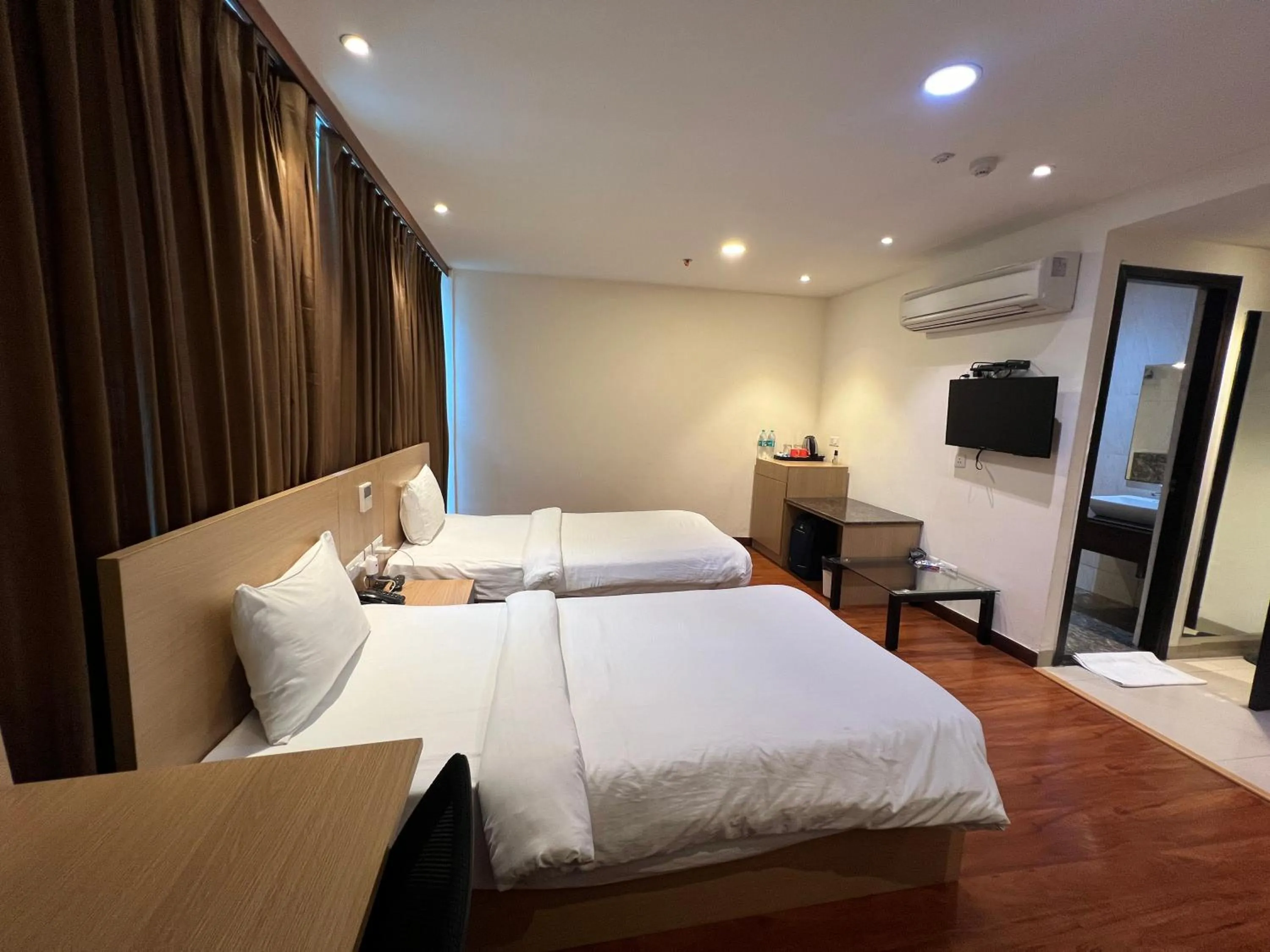 Bedroom, Bed in Hyphen Business Hotel