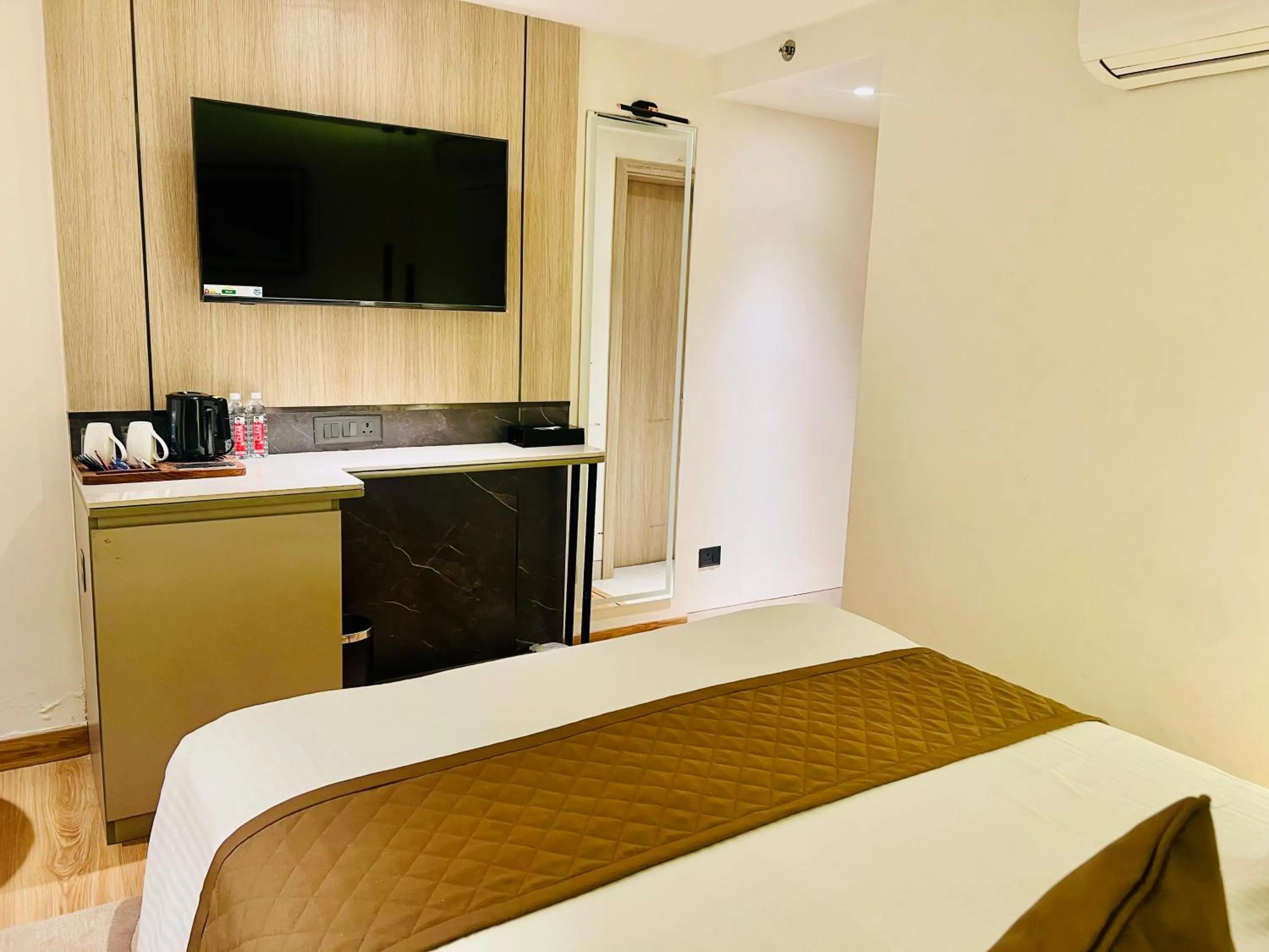 Bedroom, Bed in Hyphen Business Hotel