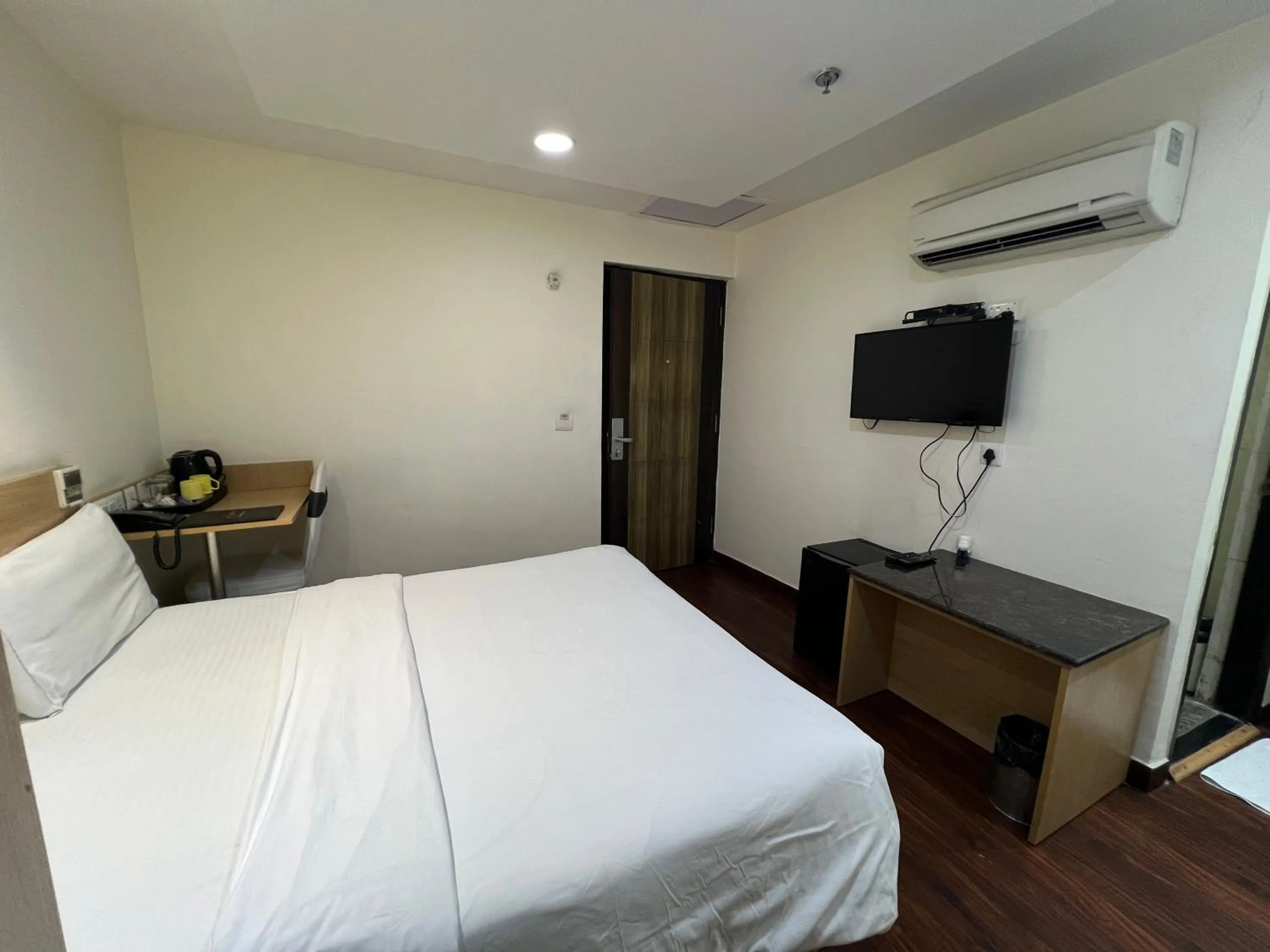 Bedroom, Bed in Hyphen Business Hotel