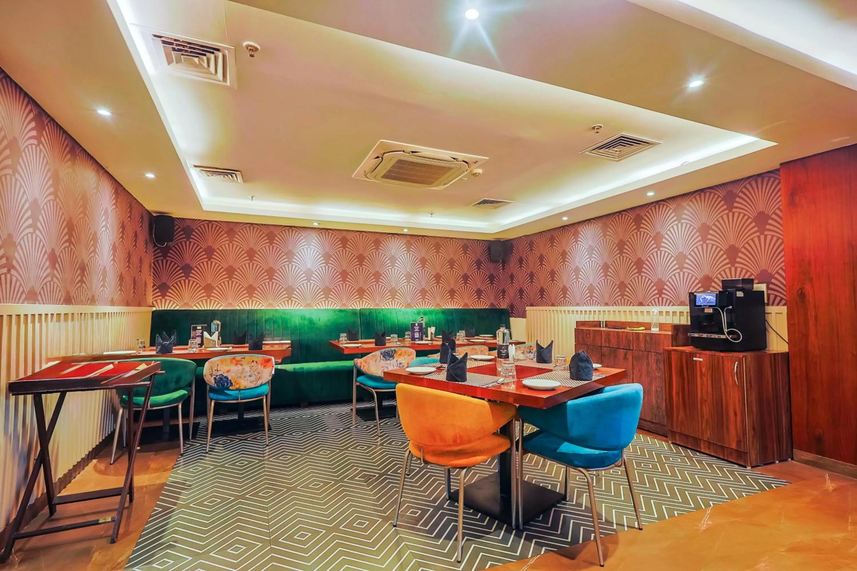 Restaurant/places to eat in Hyphen Business Hotel