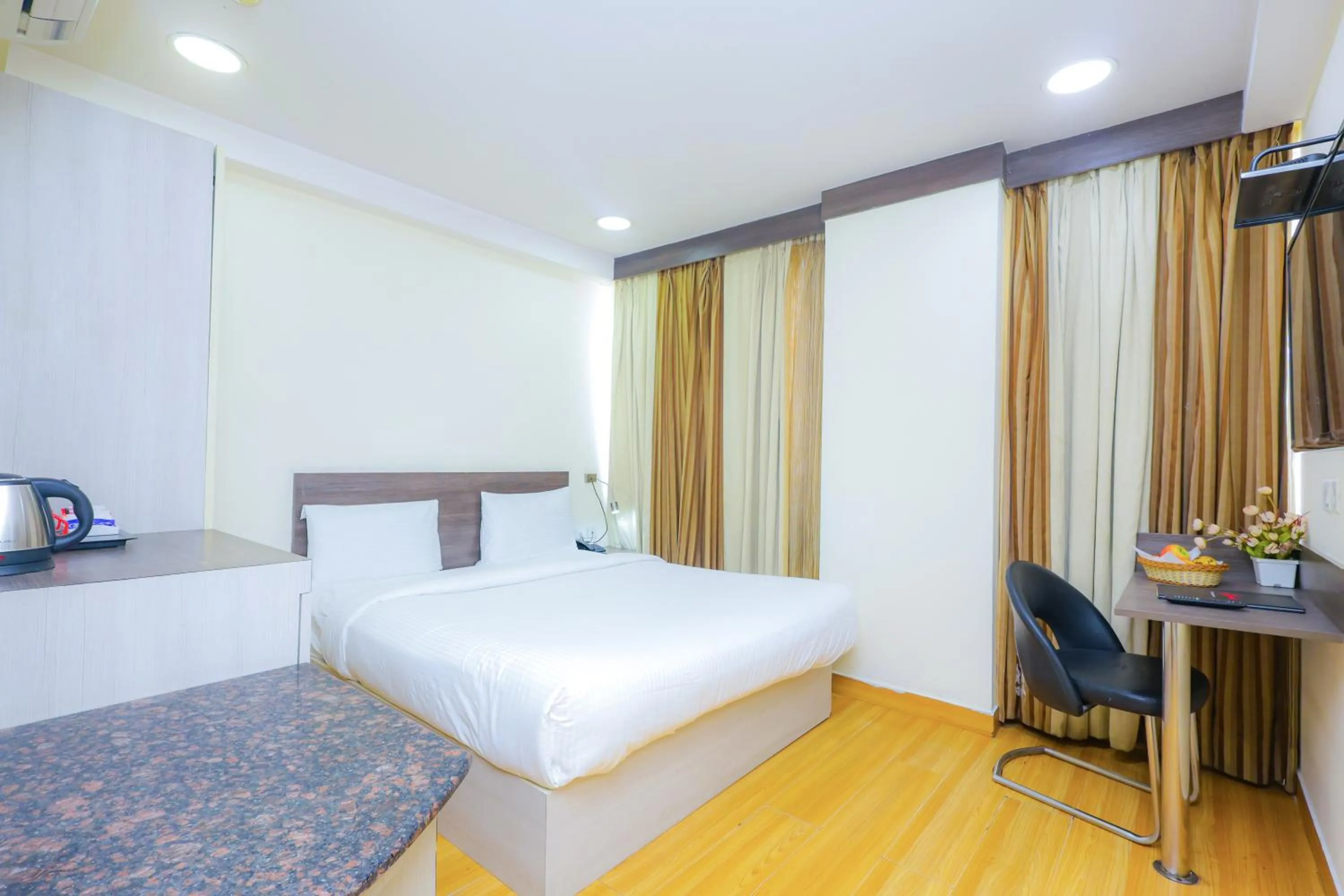 Bedroom, Bed in Hyphen Business Hotel