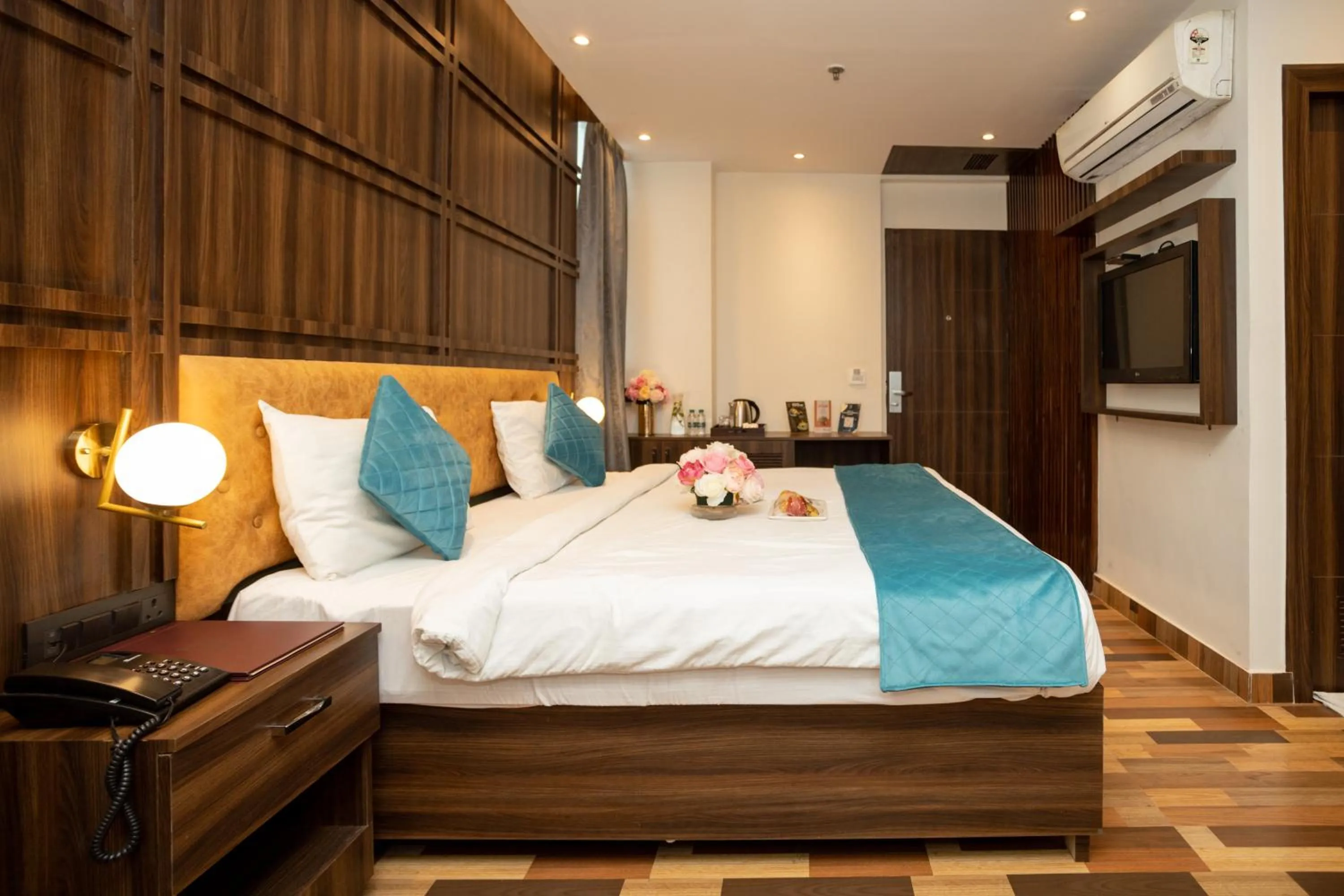 Photo of the whole room, Bed in Hyphen Business Hotel