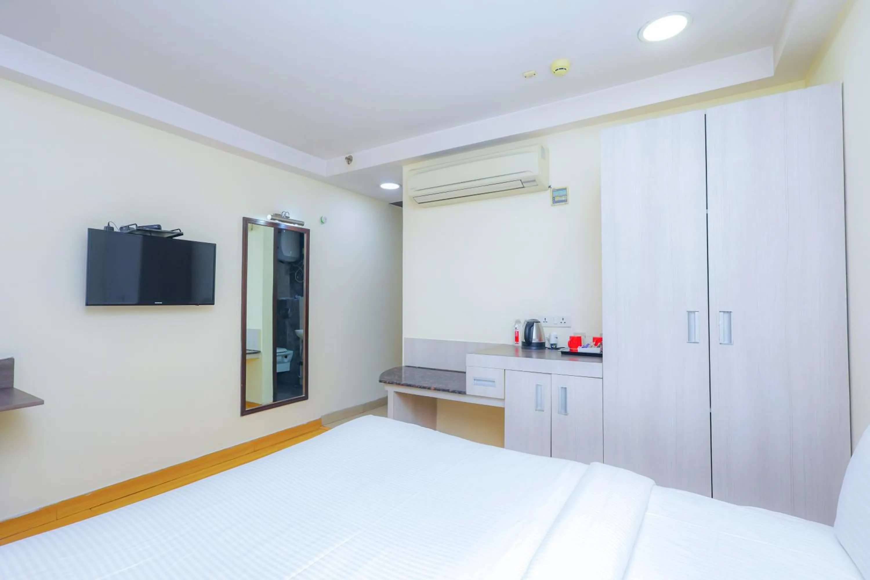 Bedroom, Bed in Hyphen Business Hotel