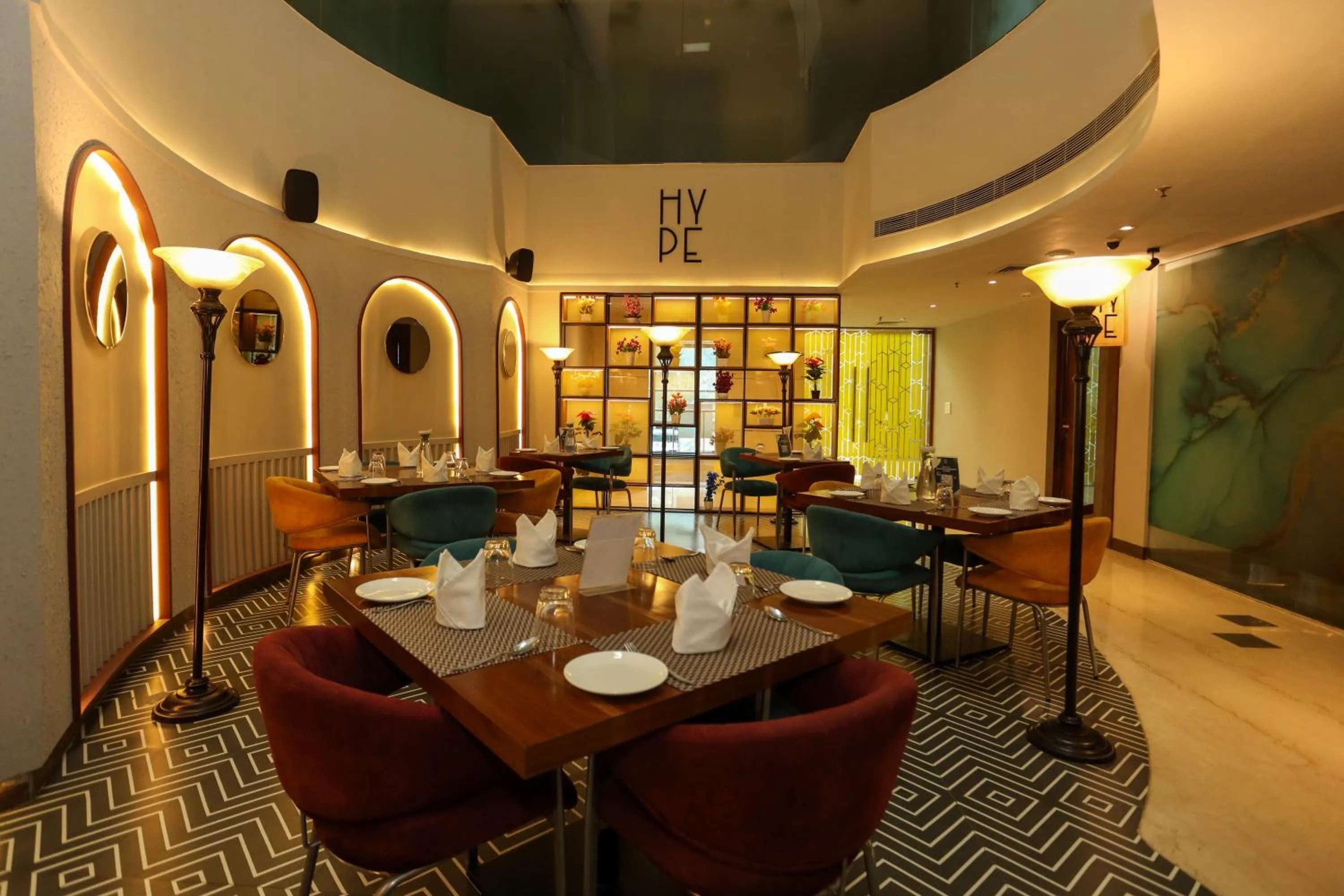 Restaurant/places to eat in Hyphen Business Hotel
