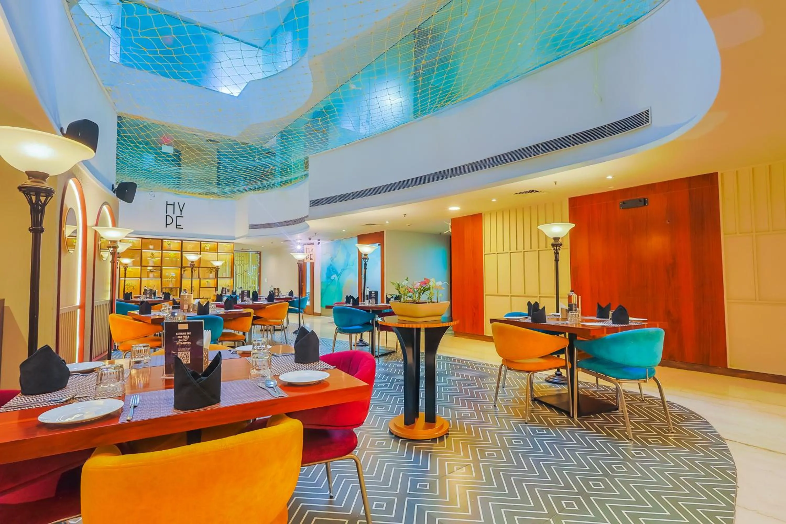 Restaurant/places to eat in Hyphen Business Hotel