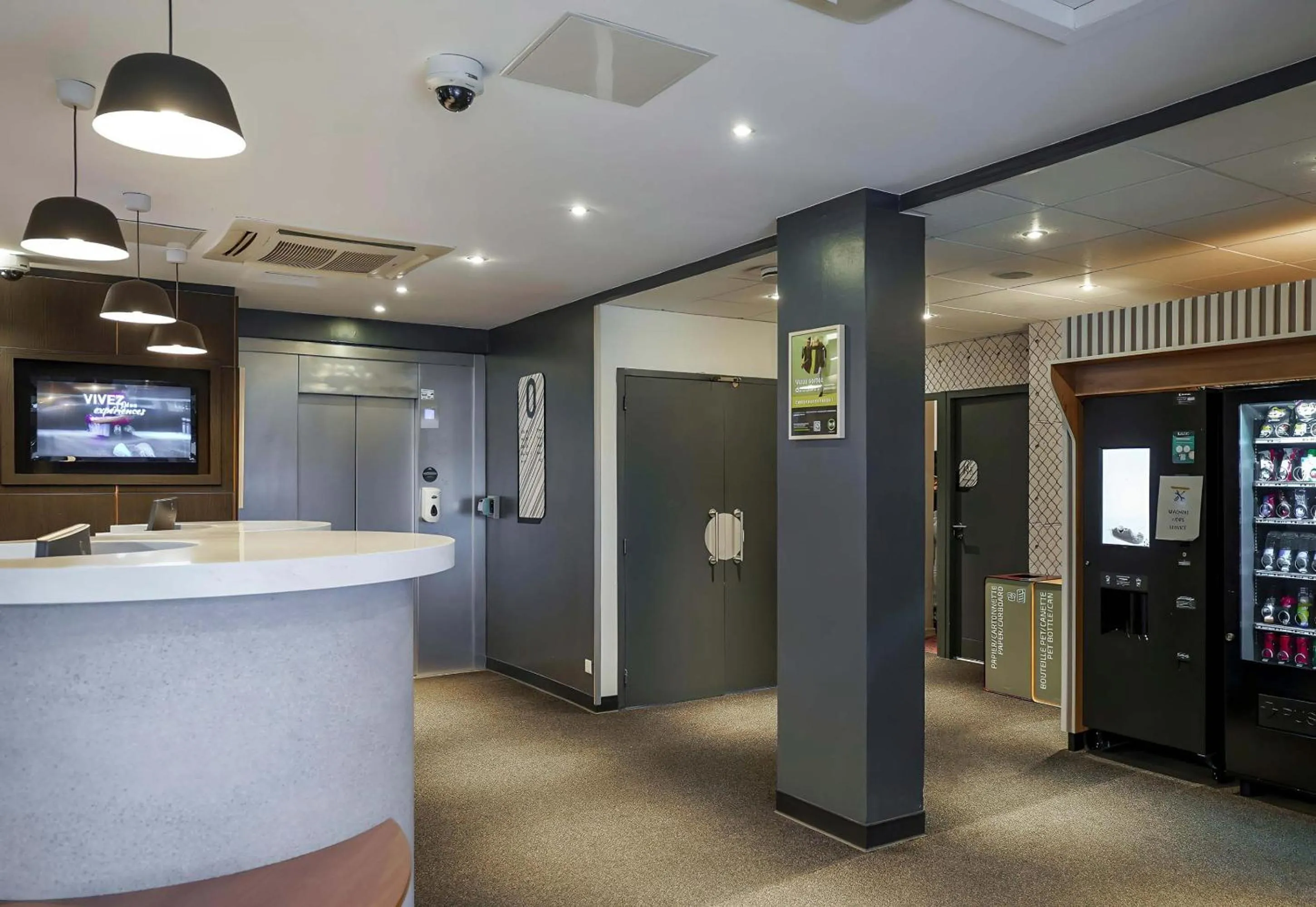 Lobby or reception in B&B HOTEL Marseille Prado Parc des Expositions