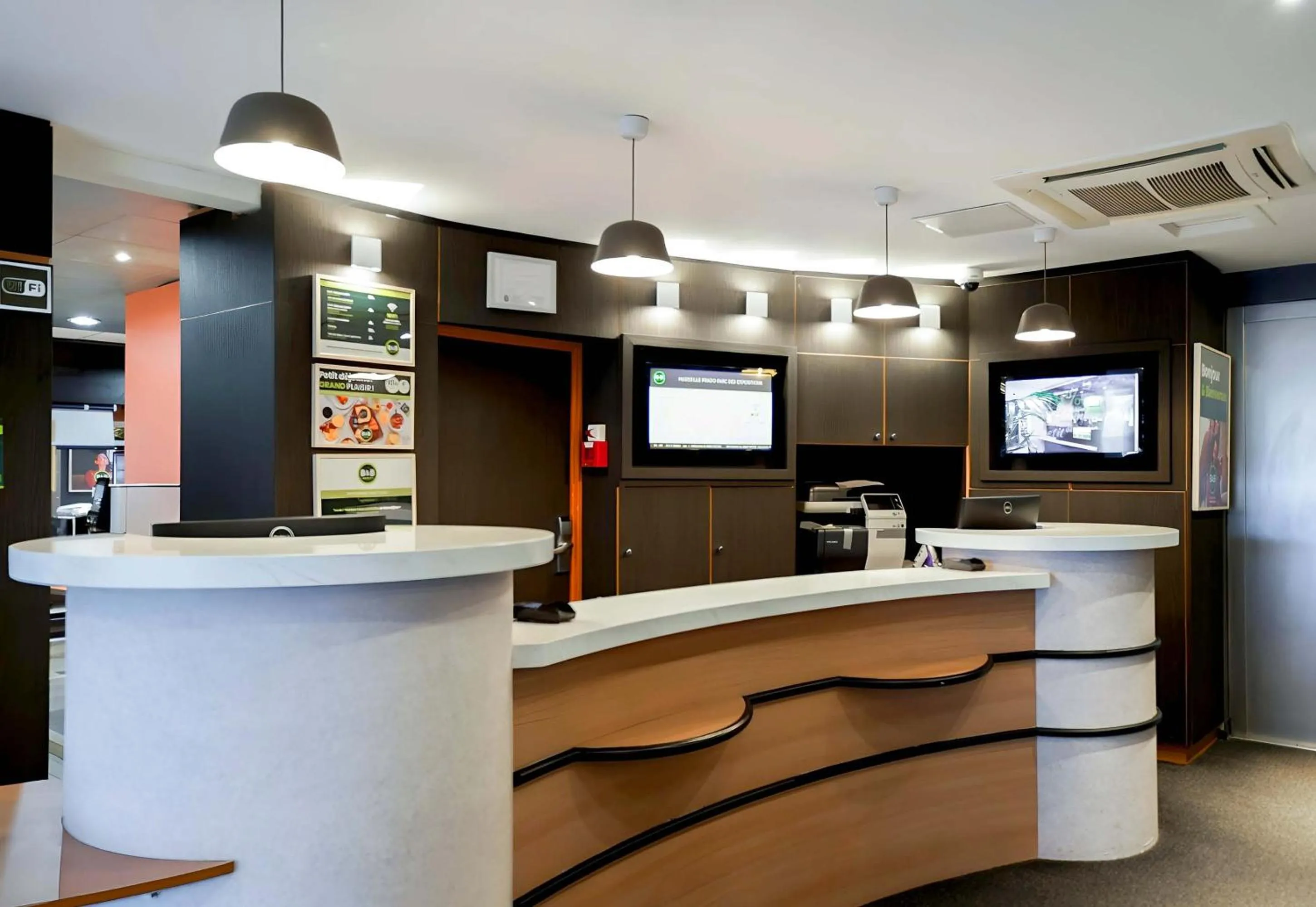 Lobby or reception in B&B HOTEL Marseille Prado Parc des Expositions