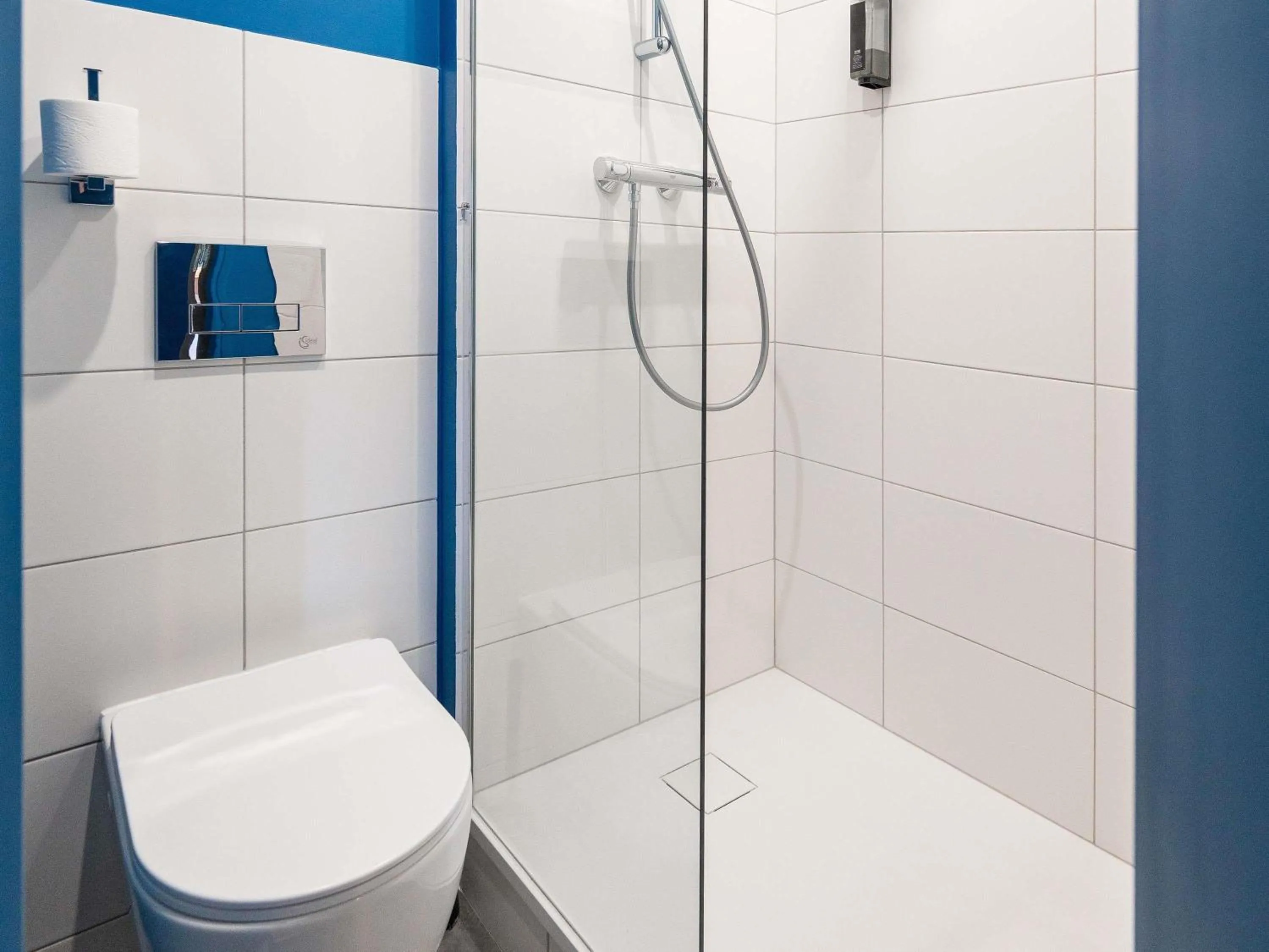 Shower in ibis budget Mâcon Nord