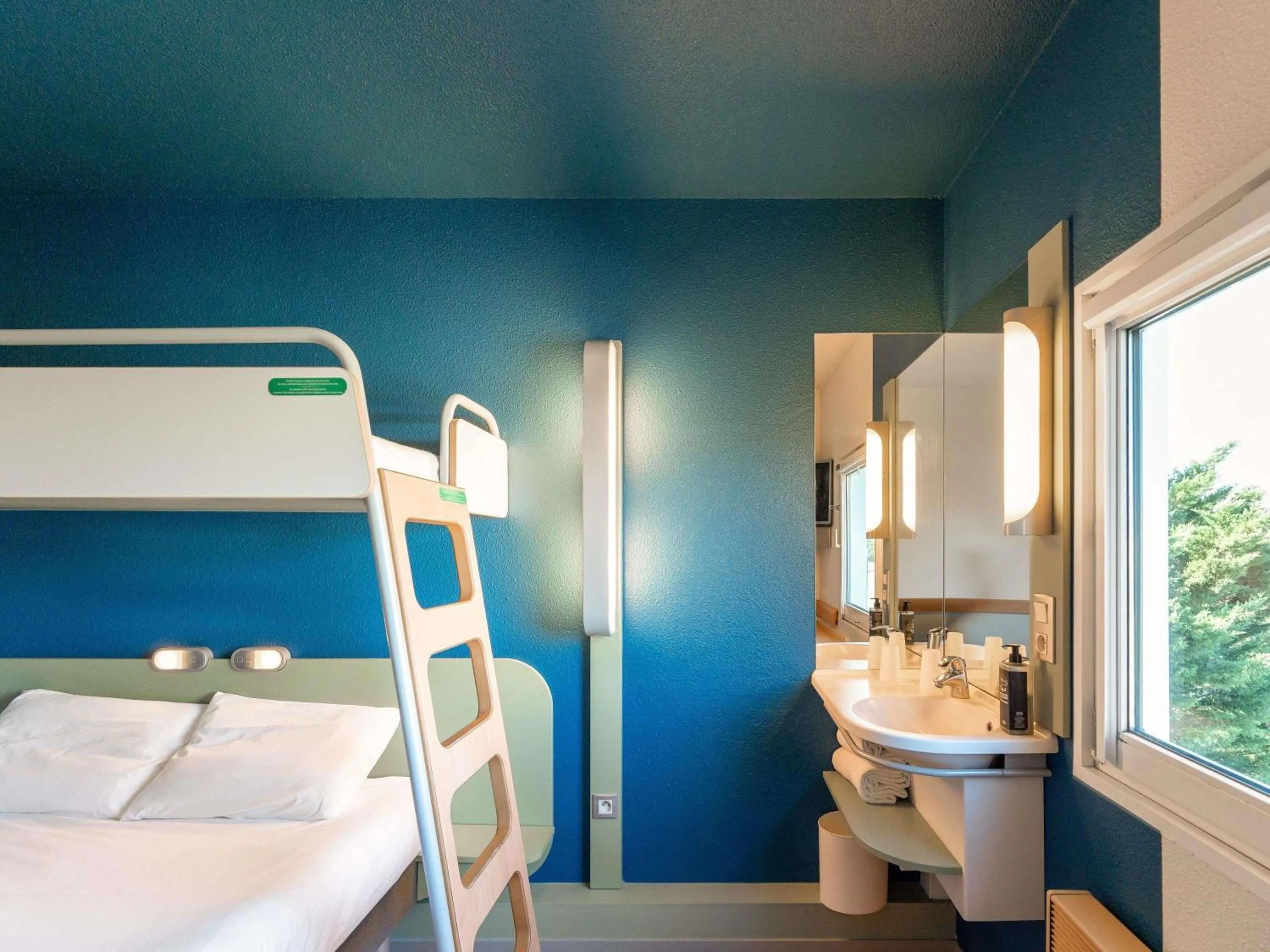 Bedroom, Bed in ibis budget Mâcon Nord