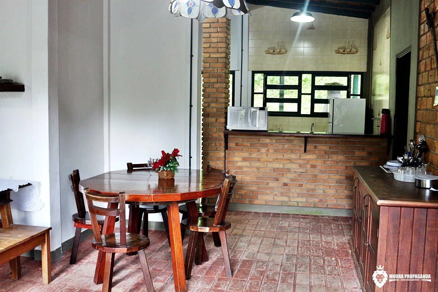 Dining area in Eco Chalés Luar das Marés